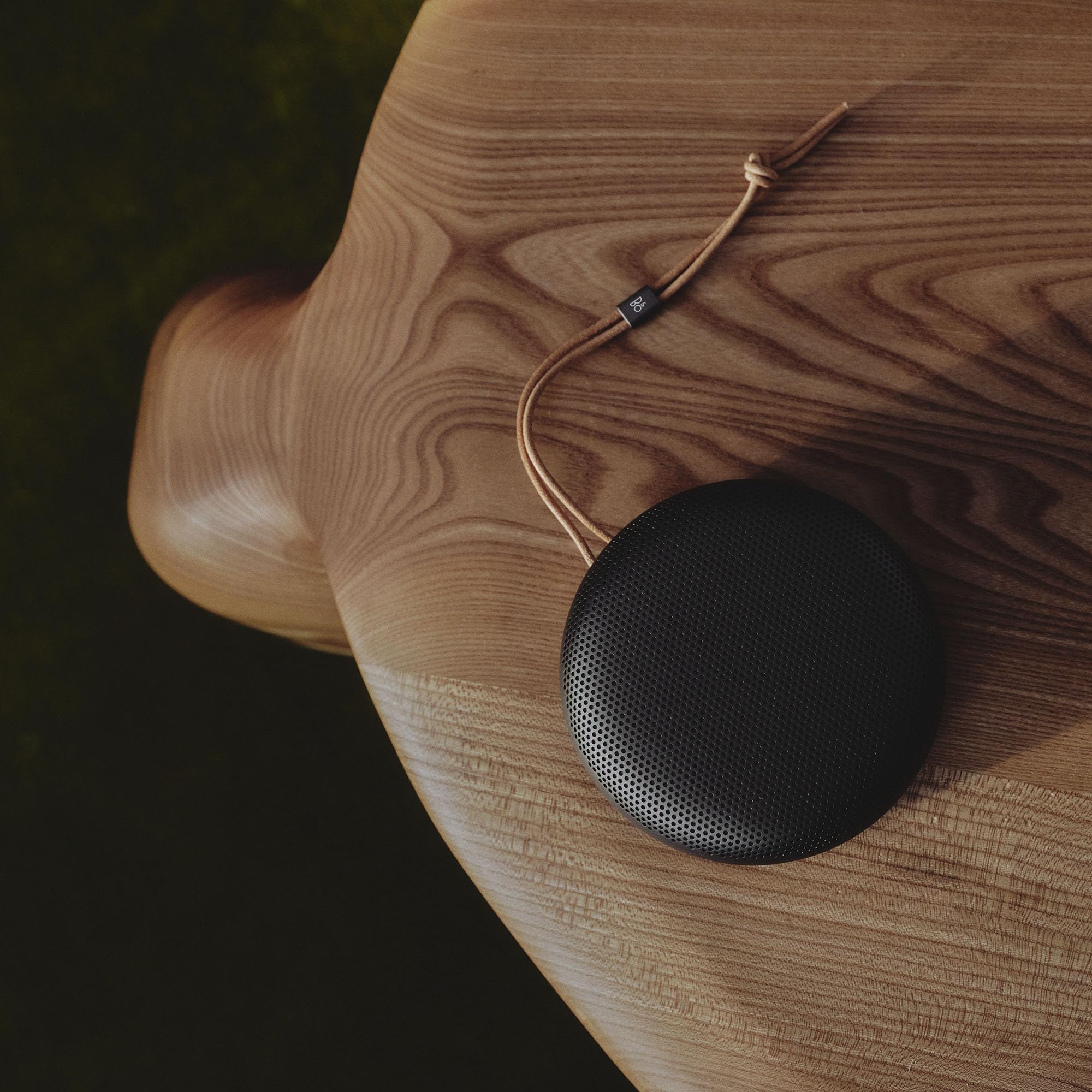 Bang & Olufsen Beosound A1(3rd Gen) – Kompakter, tragbarer Bluetooth Lautsprecher, wasserdicht nach IP67, C2C-zertifiziert, bis zu 24 Stunden Akkulaufzeit, 3 Mikrofone für klare Gespräche-Warm Granite