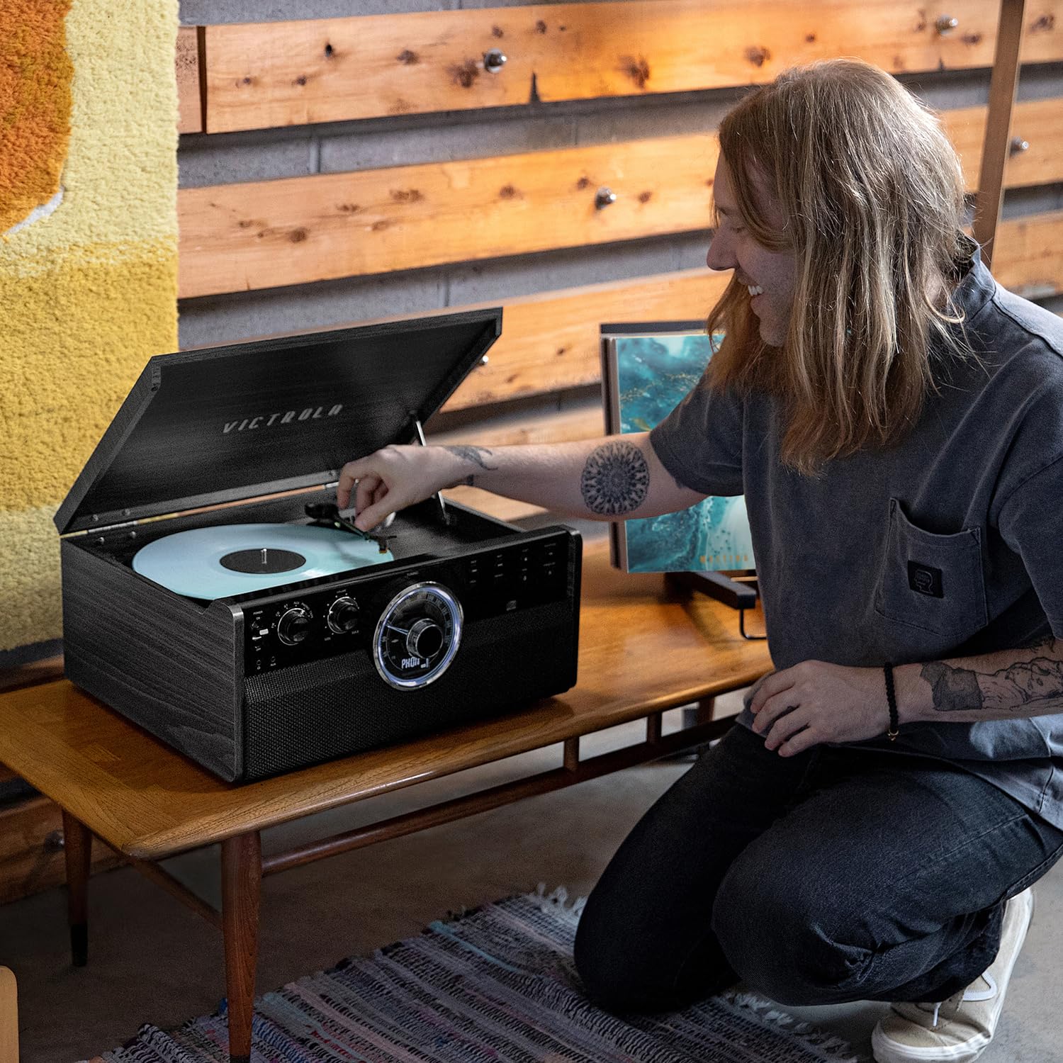 Metropolitan - Reproductor de discos Bluetooth 4 en 1 y centro multimedia - Tocadiscos de 3 velocidades accionado por correa con altavoces integrados, radio AM/FM, transmisión de música 4