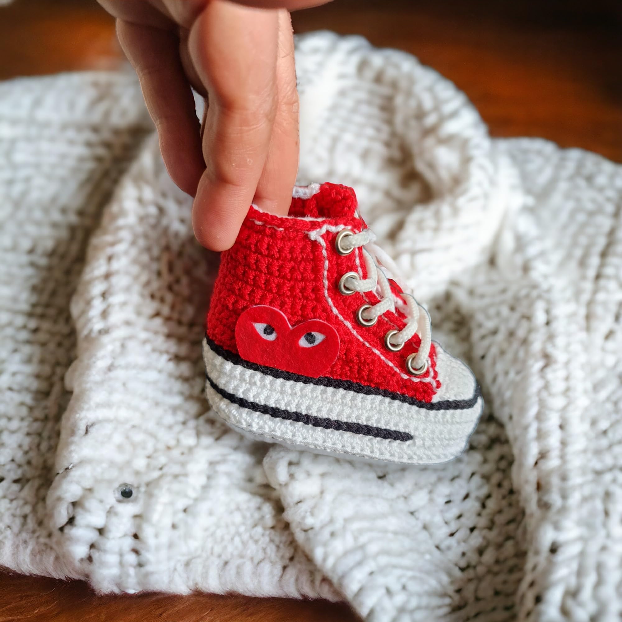Handgefertigte Personalisierbare Baby Sneaker Booties - Gehäkelte Erstlingsausstattung & Krankenhaus Nachhausegeh-Outfit - Weiche Gestrickte Willkommensgeschenke zur Geburt & Babyparty - Rot