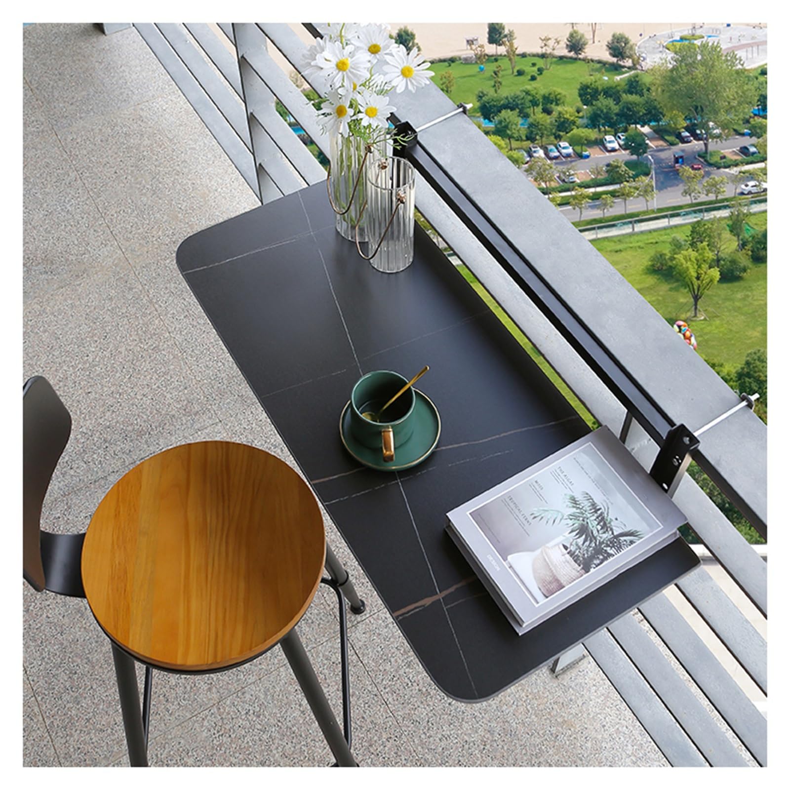 Balcon et terrasse optimisés avec cette grande table de bar suspendue