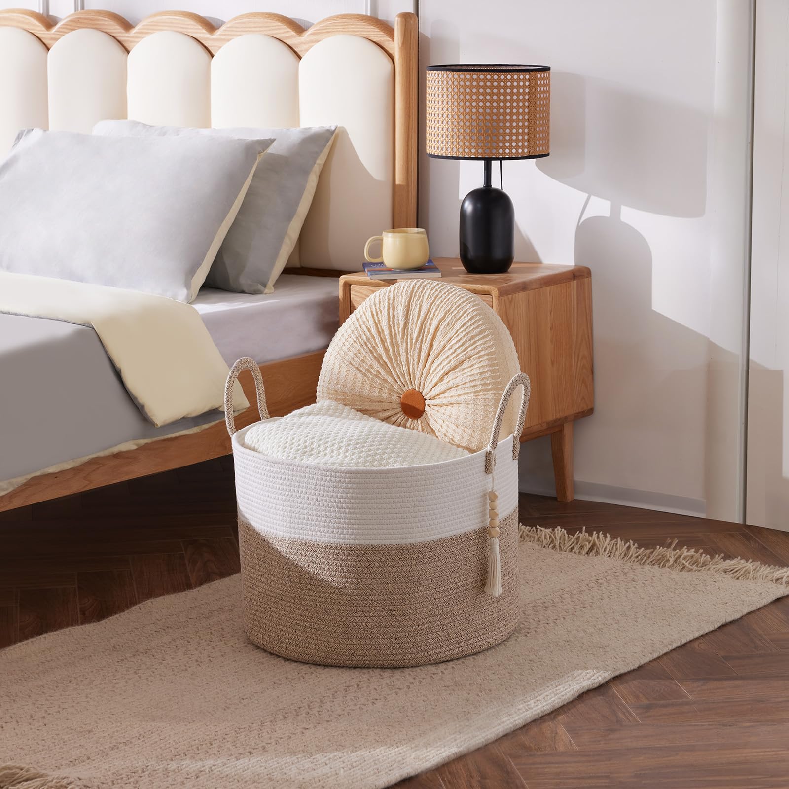 YOUDENOVA Cesta de lavandería con cuentas colgantes de madera, cesta de almacenamiento de juguetes para niños, cesta de manta de cuerda de algodón grande, cesta de almacenamiento tejida para