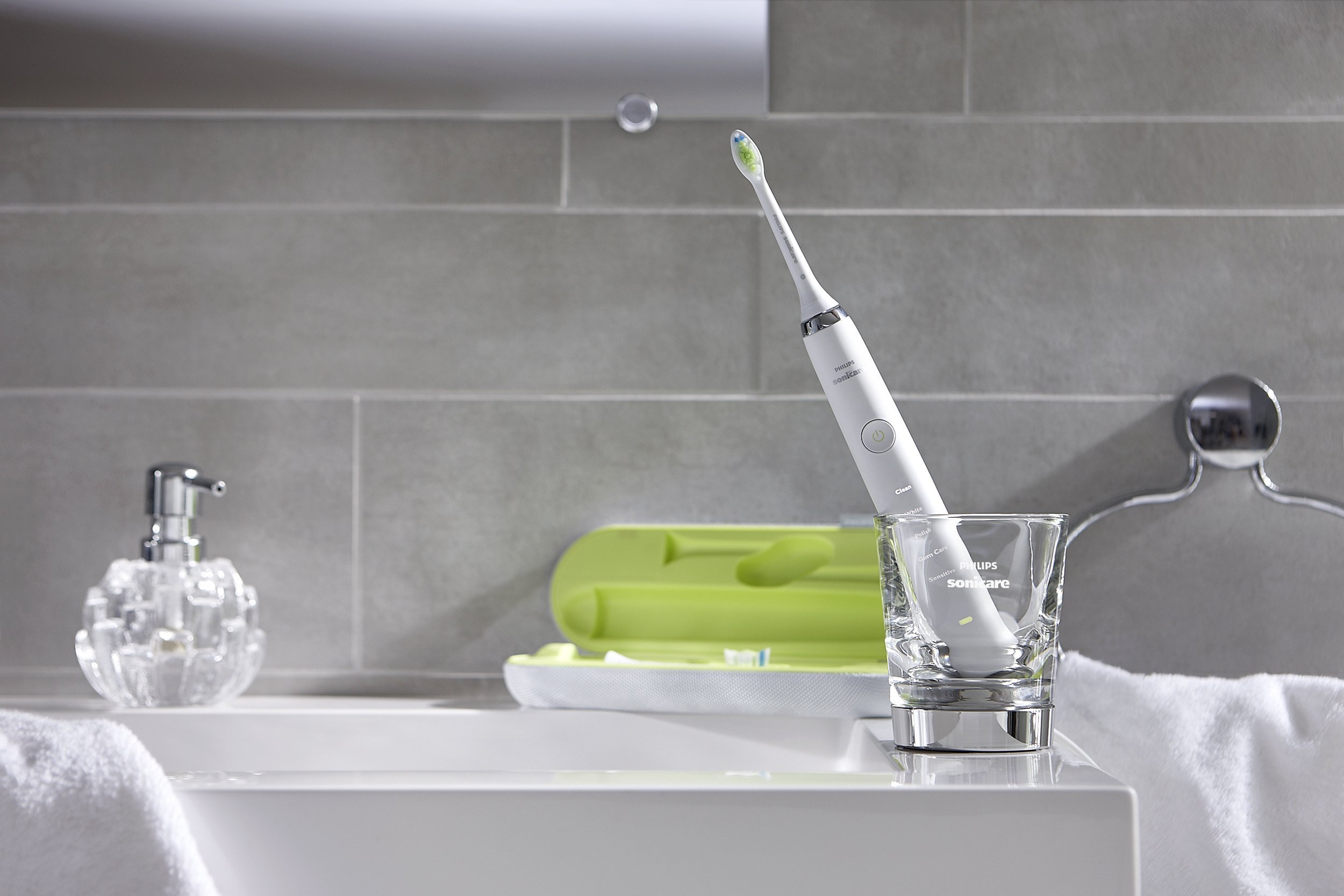 Philips HX9332/04 Sonicare DiamondClean, Spazzolino Sonic Ricaricabile [Importato da Unione Europea]