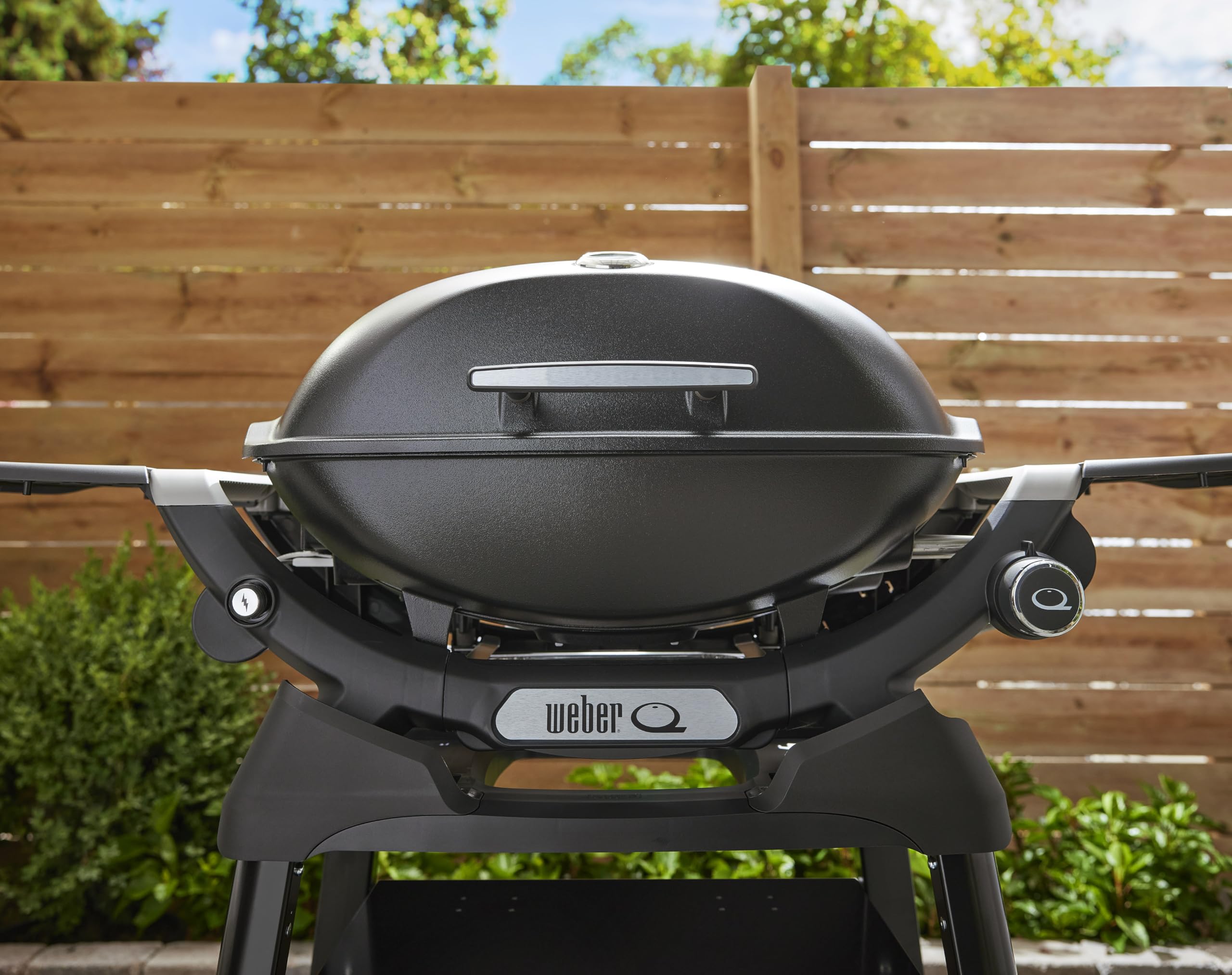 Weber Q 2200N barbecue à gaz avec tablettes latérales et support compact/grill pour terrasses et balcons, avec brûleurs haute performance, grilles en fonte émaillée, noir minuit