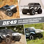DEERC DE49 RC Voitures Télécommande Voiture, 2.4Ghz 1:18 Échelle Tout-Terrain SUV Monster Trucks avec LED Feu de tête et pneu arrière, 80 Mini Jouer à l'auto DEMO Mode Matte hors route Cadeaux de jouets pour garçons filles et enfants