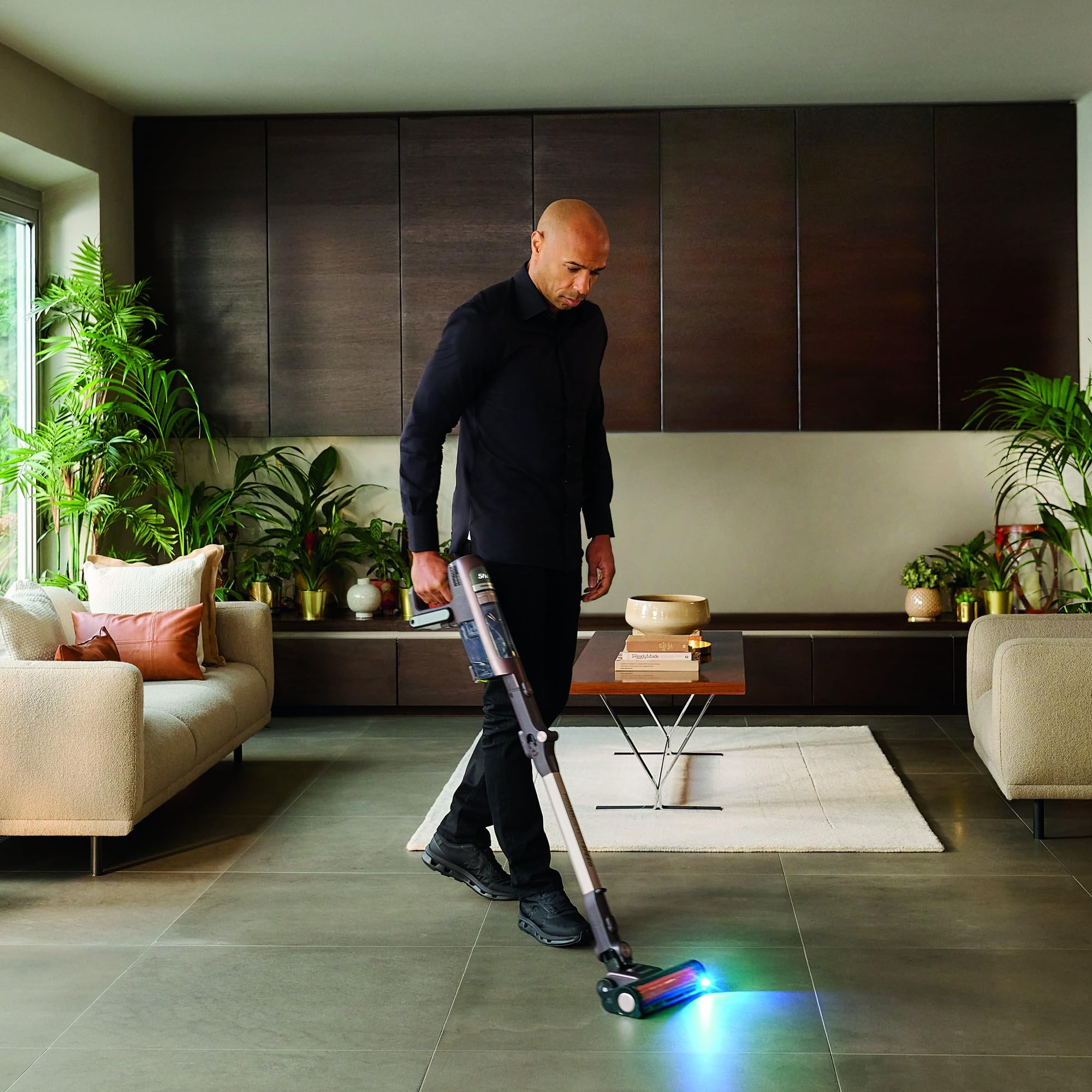 Shark PowerDetect Clean & Empty Akku-Staubsauger mit Absaugstation, bis 70 Min. Laufzeit, kabellos, selbstentleerend, für Tierhaare, Allergiker, Teppich und Hartböden, mit LED-Licht, IP3225EUT