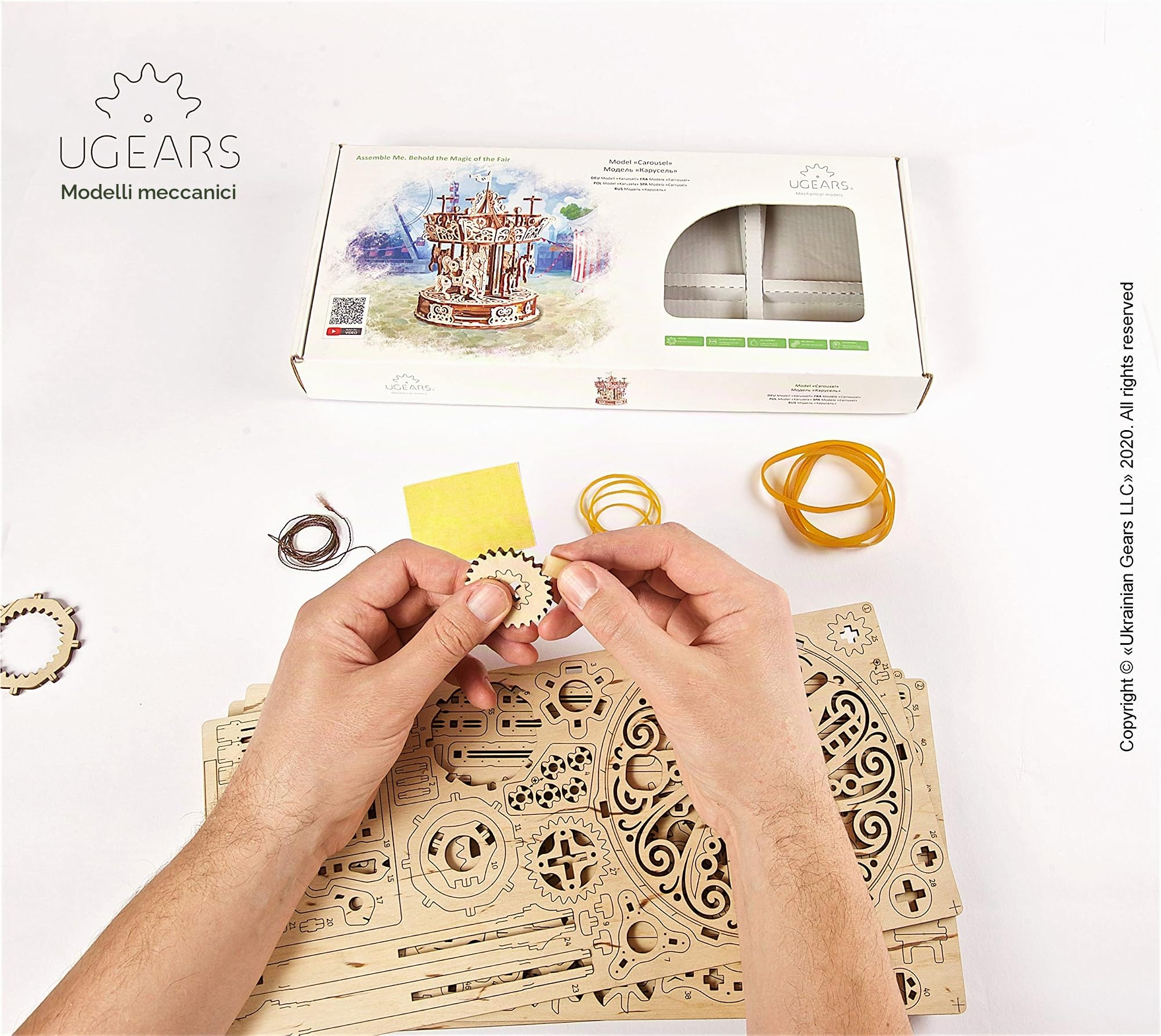 UGEARS Puzzle 3D di Legno - Carosello Rotante in Legno - Modellini da Costruire per Adulti - Puzzle per Adulti - Modello 3D Meccanico Auto-Assemblante - Kit Fai da Te - Splendido Regalo e Decorazione