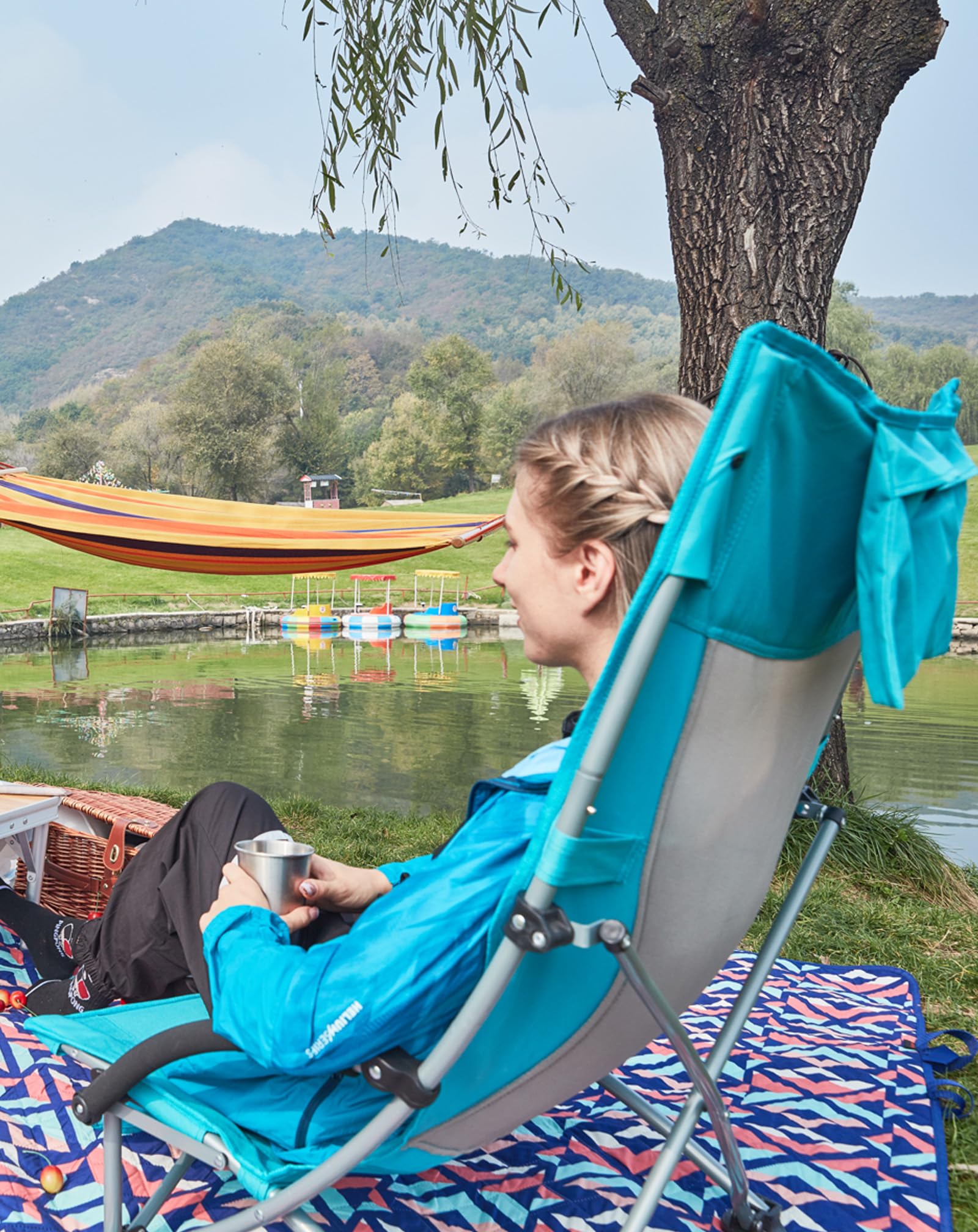 KingCamp Niedrig Strandstuhl Klappbar Leicht, bis 180 kg Belastbar, Campingstuhl Strandstuhl Faltbar mit Hohe Netzrückenlehne, Klappstuhl Strand mit Getränkehalter Netztasche, Strandsessel Cyan