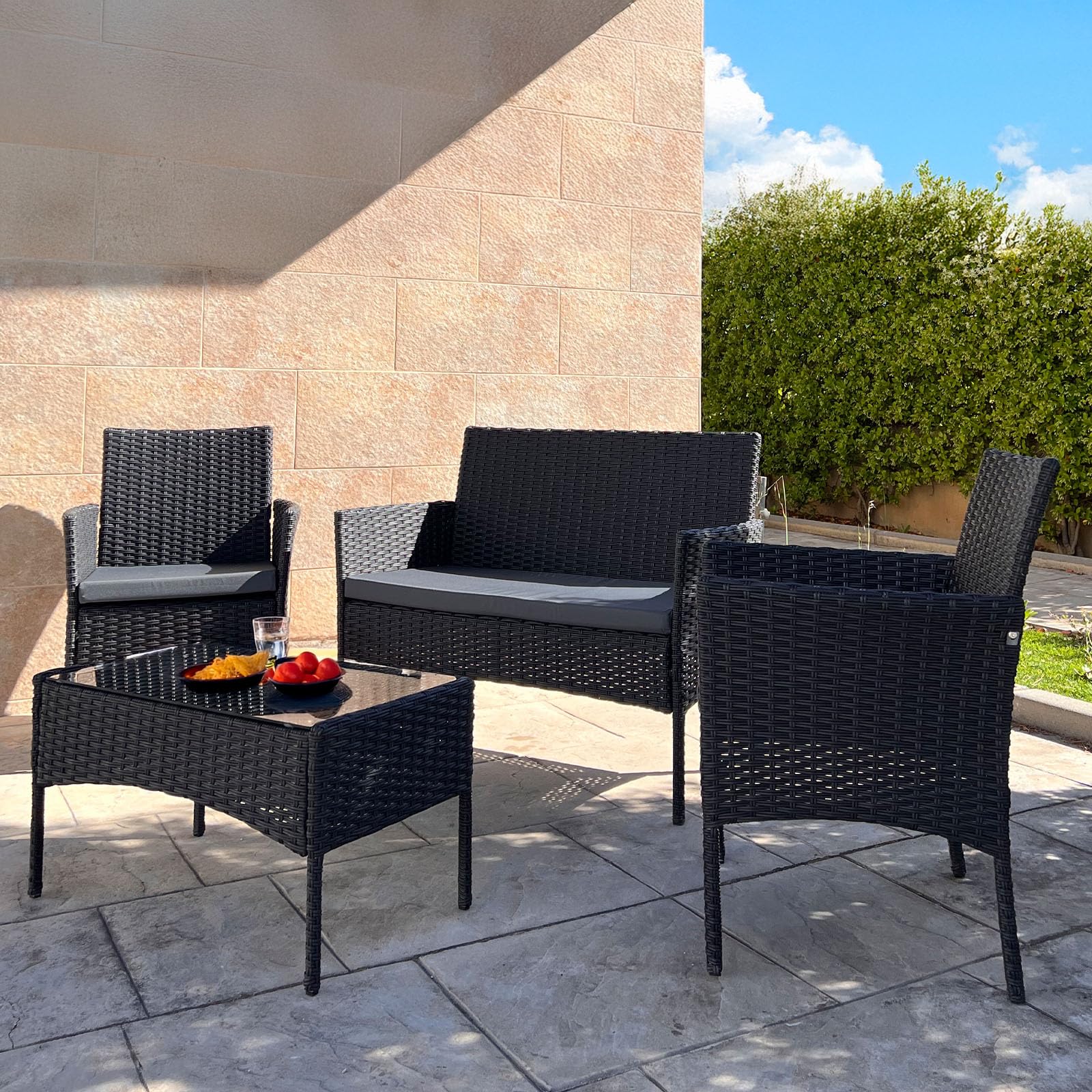 YOEVU Set Jardín 4 Piezas Ratán Sintético Antracita | Sofá y Sillas con Cojines Lavables, Mesa Cristal Templado, Resistente Agua/Sol, Ideal Terraza, Patio, Balcón