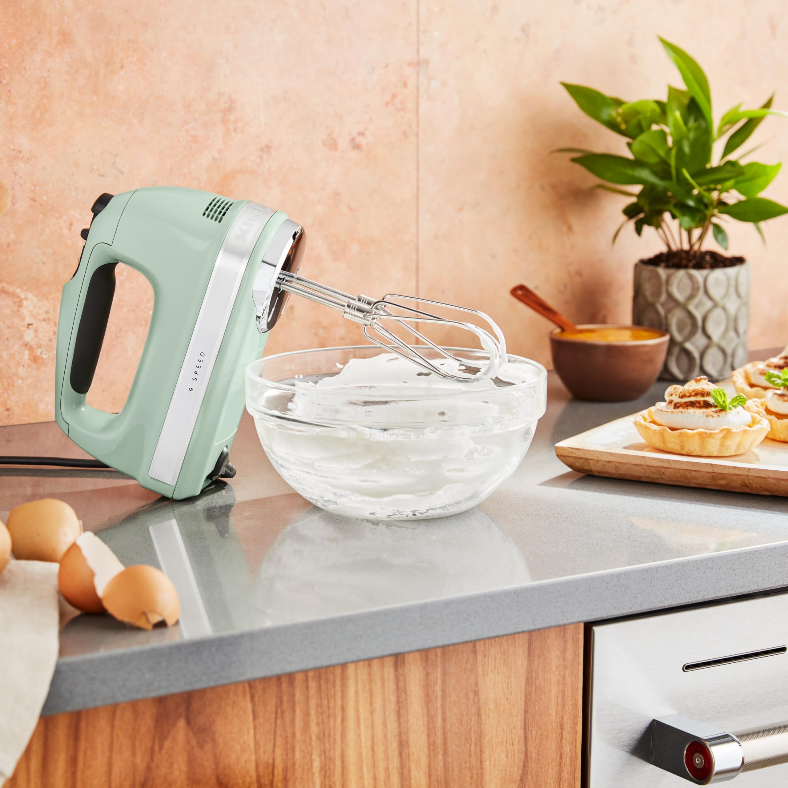 KitchenAid Batteur à Main 9 Vitesses, Moteur CC 85W Silencieux avec Démarrage Doux, 6 Accessoires – Fouets, Crochets & Tige, Cordon Pivotant, Sac de Rangement, Pistache