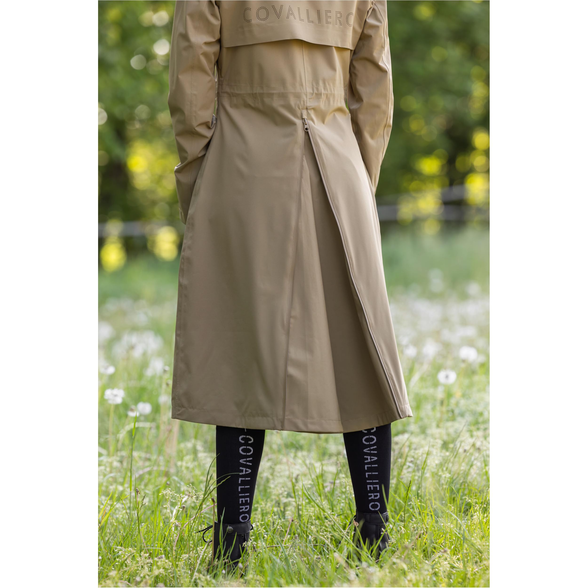 Covalliero - Damen Regenmantel FS26 – extra lange Regenjacke mit Reitschlitz – wasserdicht, windabweisend & mit Lotuseffekt – Wandern & Reiten – Regenponcho in vielen Farben – Gr. XS-XXL