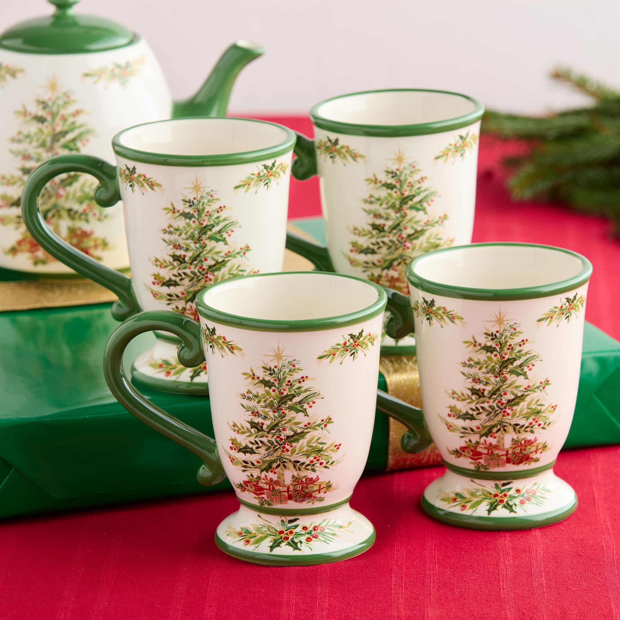 Holly Tree Weihnachtstassen – Set mit 4 Keramikbechern mit klassischem Baum-Design, spülmaschinenfest, gemütliches saisonales Trinkgeschirr für Kaffee, Tee und Kakao