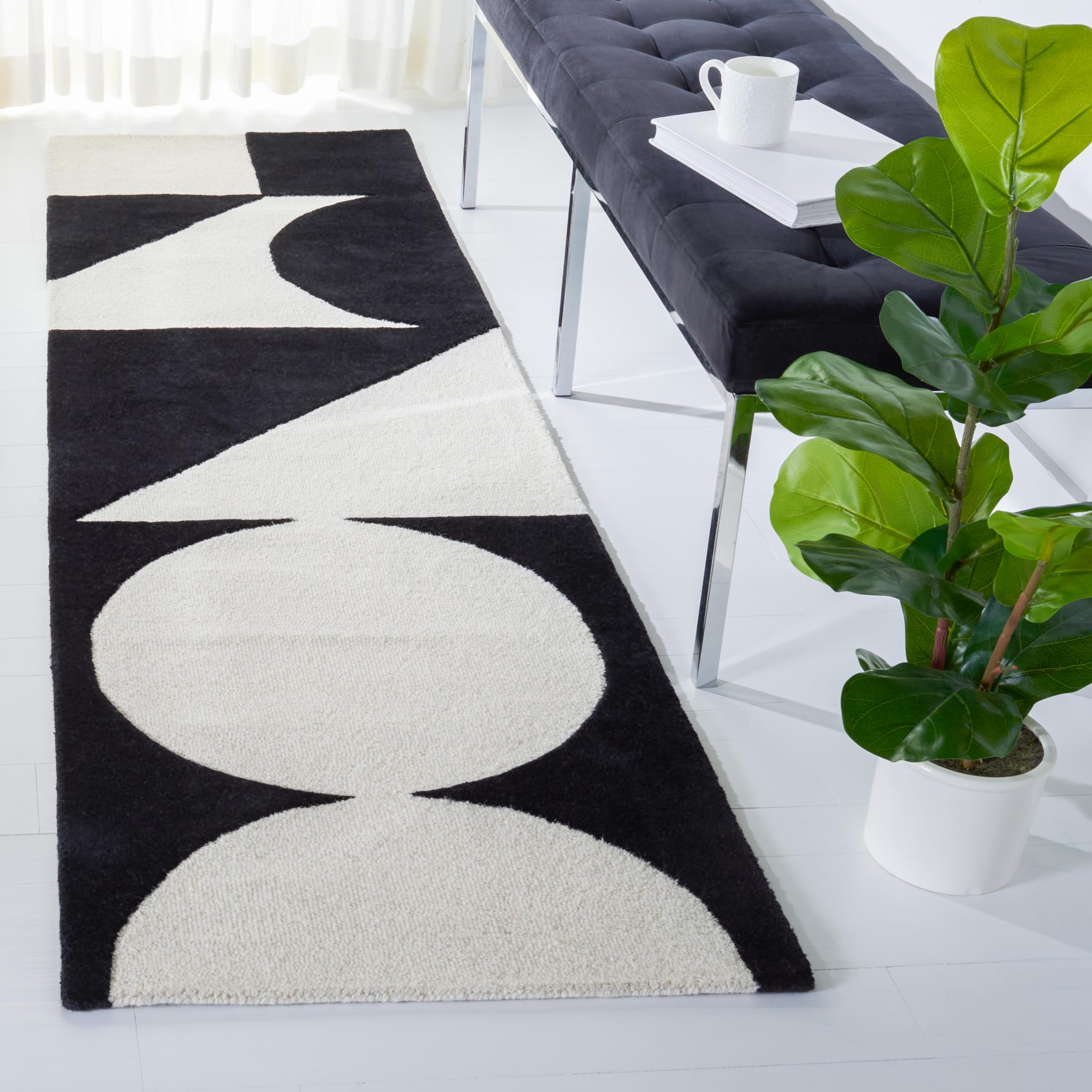 SAFAVIEH Rodeo Drive Collection Runner Rug - 8' Runner, Ivory & Black, Contemporary Design, Ideal for High Traffic Areas in Hallway, Bathroom & Kitchen (RD857A-28)