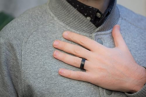 Miniatura 4 de Anillo plano de fibra de carbono para hombre. Anillo de boda negro único y moderno. Resistente al agua, muy duradero e hipoalergénico. (00109_7N)