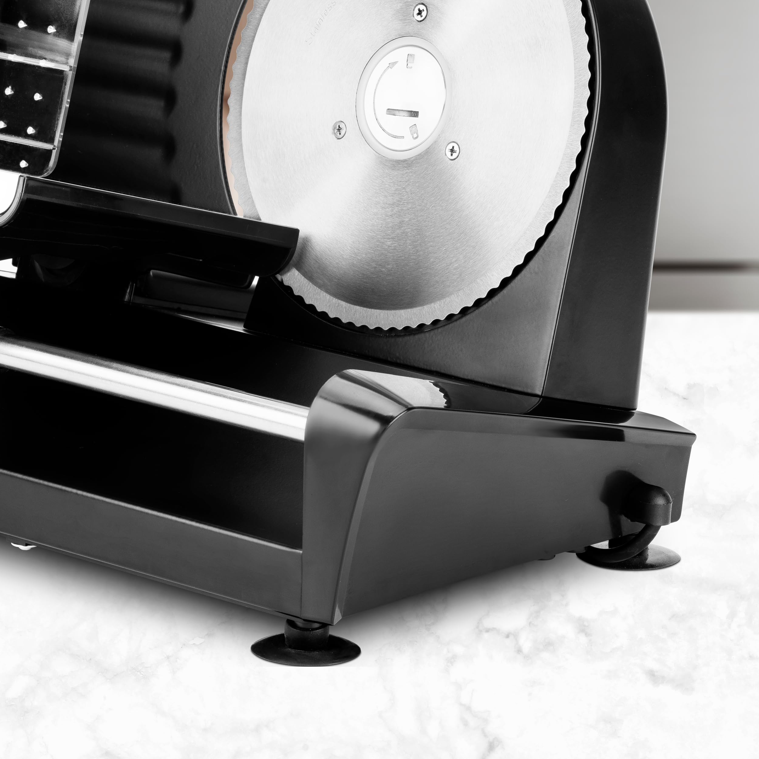 Ufesa Katana Pro Affettatrice Elettrica da 200W di Potenza con Lama Estraibile in Acciaio Inox, Diametro di 19mm, Regolatore di Spessore da 0 a 20mm, Pulsante di Sicurezza, Piedi Antiscivolo