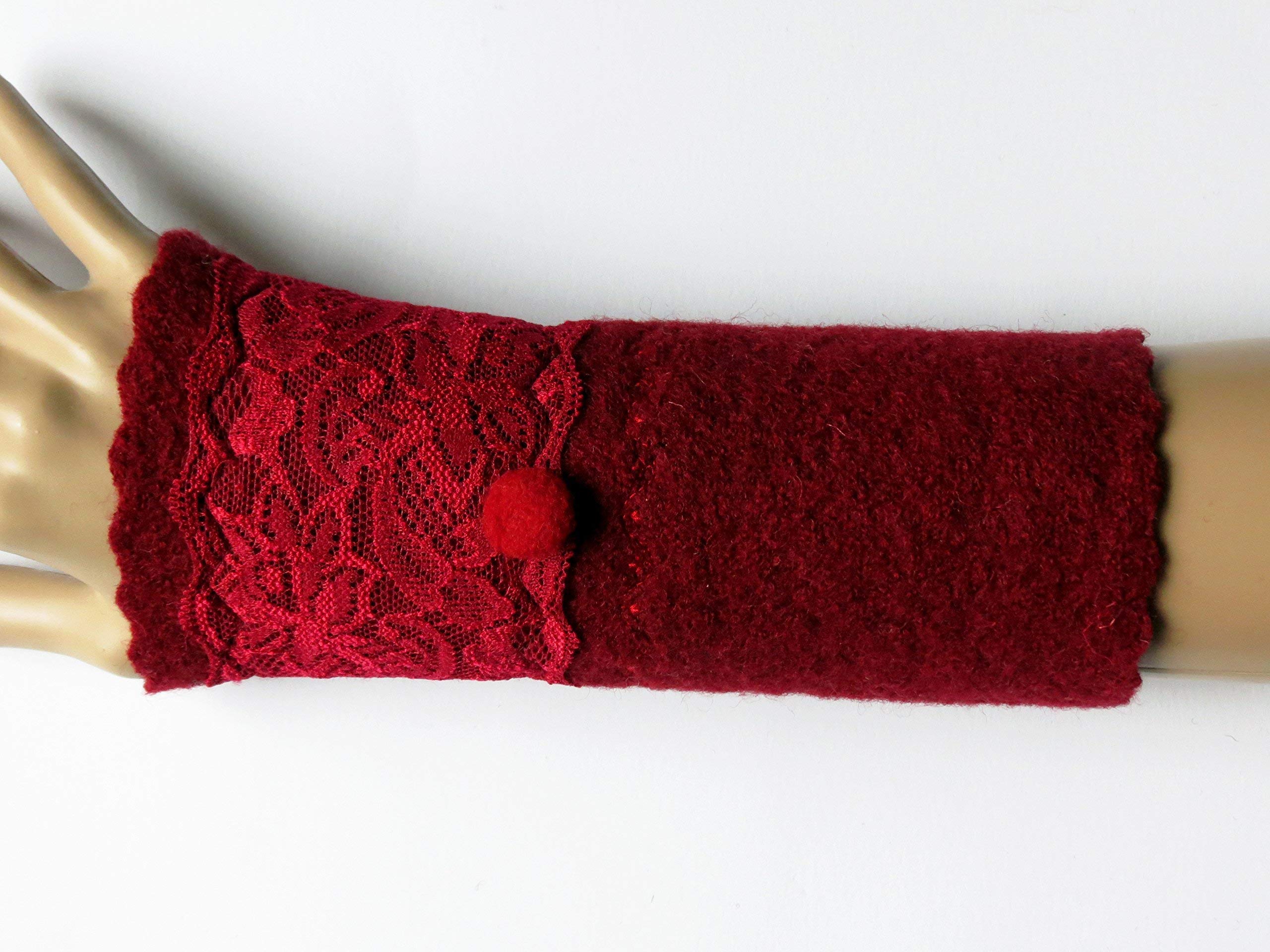 Armstulpen/Pulswärmer mit Spitzenapplikation: Walkwolle (Walkloden, Kochwolle) in dunklem Bordeaux-Rot, elastisches Spitzenband in Dunkelrot; Stoffknopf, Zierstich