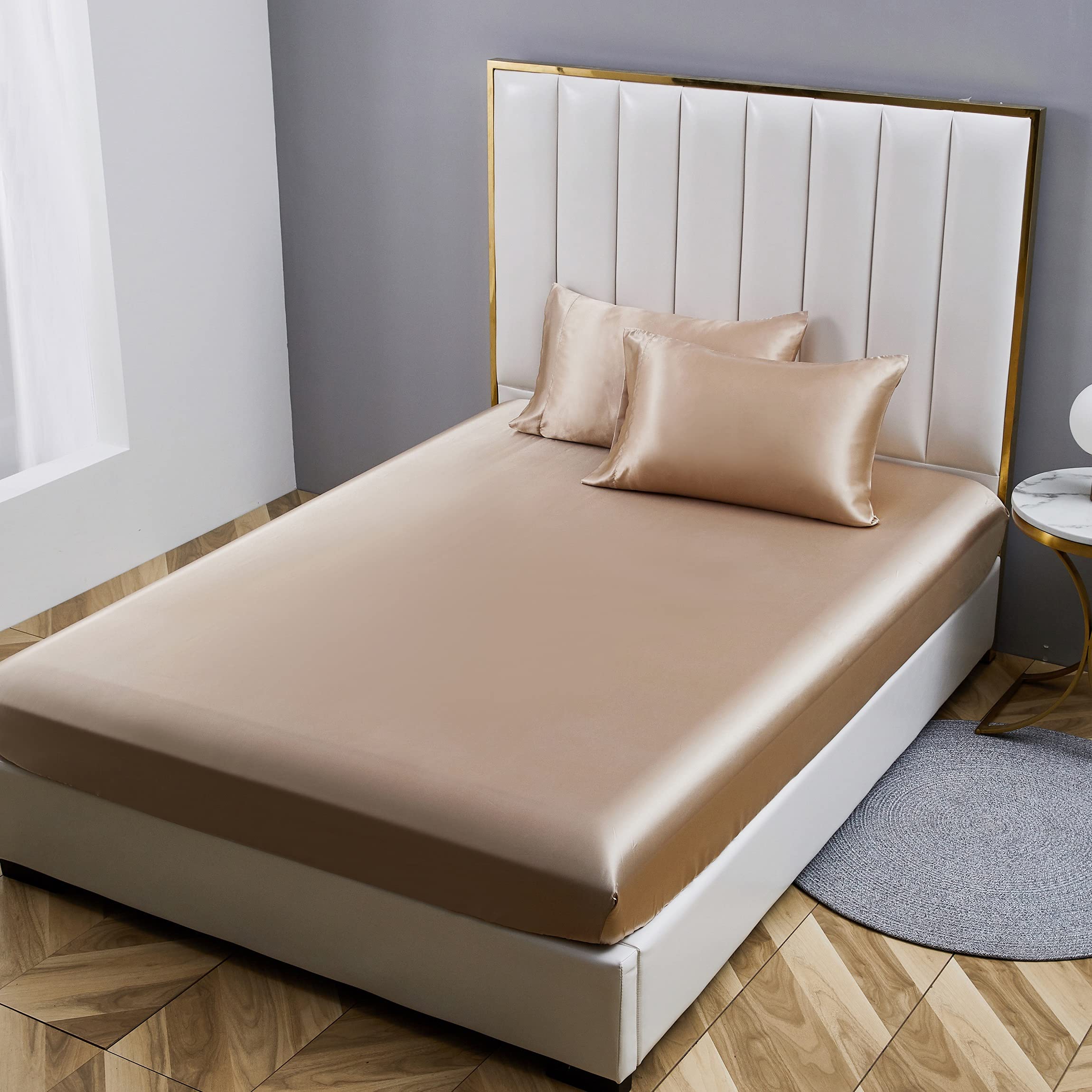 Drap-housse 200x200 cm beige satiné en soie pour transformer vos nuits en douce sérénité