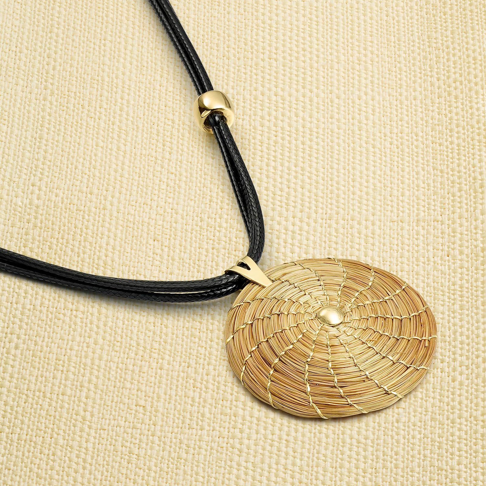 VERA NAVARRO - Collana Pendente Mandala Aperto Dorato in Oro Vegetale Ø 30 mm - Catena a Filo Cerato 42 cm con Prolunga - 100% Naturale Fatto a Mano