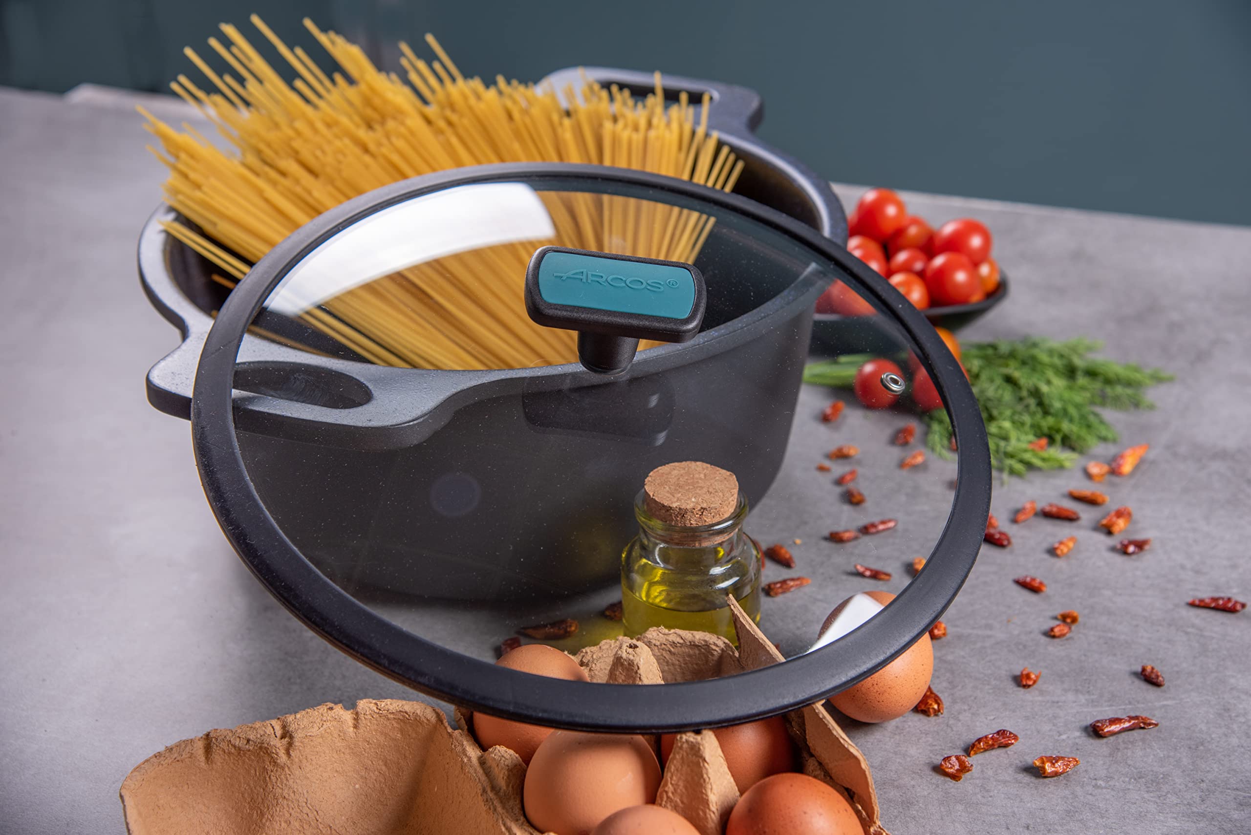 Arcos Thera Olla Grande de Cocina de 28 Cm y 6,6 L. Cacerola Alta para Inducción, Gas y Vitro. Olla de Aluminio Fundido con Tapa de Cristal y Mango Extraíble. Apta Lavavajillas. Color Negro Azul