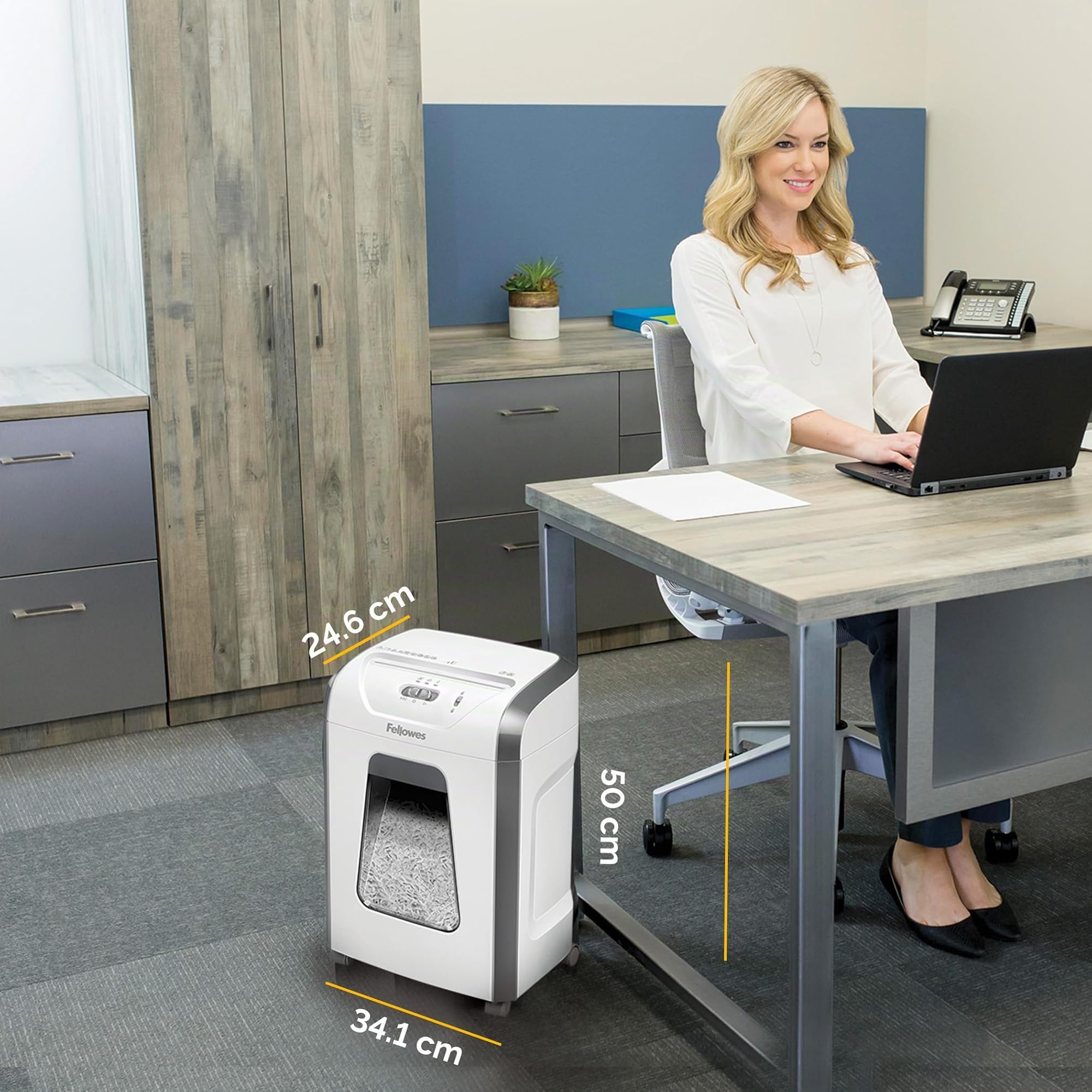 Fellowes Distruggi documenti a frammento FS-12C, 12 fogli, per casa e piccolo ufficio, uso personale, cestino da 19 litri, distruggidocumenti con blocco di sicurezza, bianco [ESCLUSIVA AMAZON]