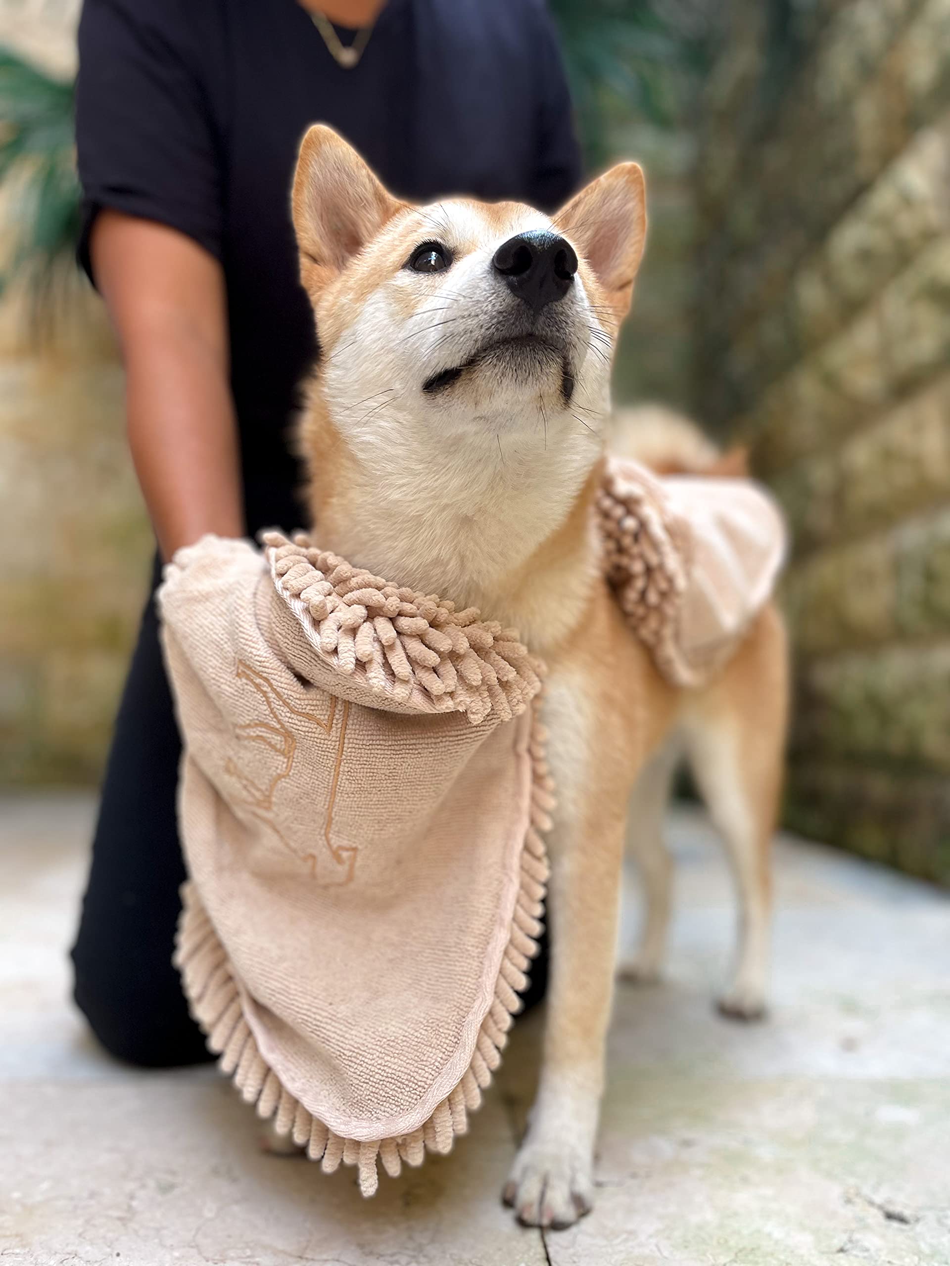 Tuff Pupper Toalla de Secado rápido para Perros | Shammy de Microfibra Ultra Absorbente | Toalla de baño para Perros Extra Grande de 85 x 35 cm | Cómodos Bolsillos para Las Manos