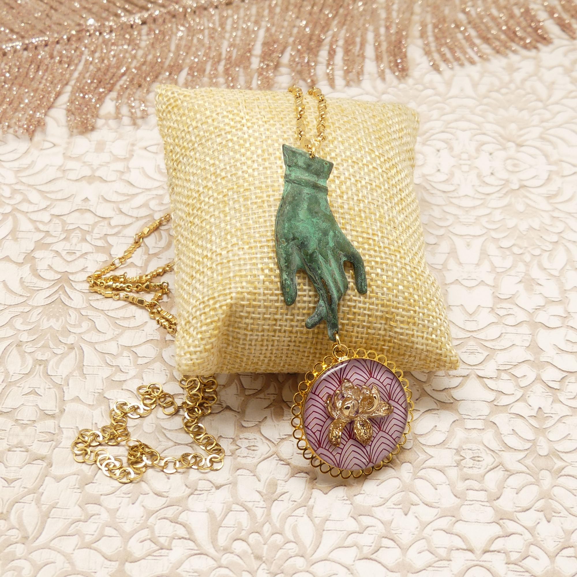 Collana lunga con catene in ottone dorato, pendente fiore in resina, pezzo unico