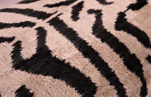 Miniatura 4 de Canvello Almohada de terciopelo de lujo hecha a mano con inserto de plumón, 16 x 24 pulgadas, estampado de tigre beige y negro, cojín decorativo