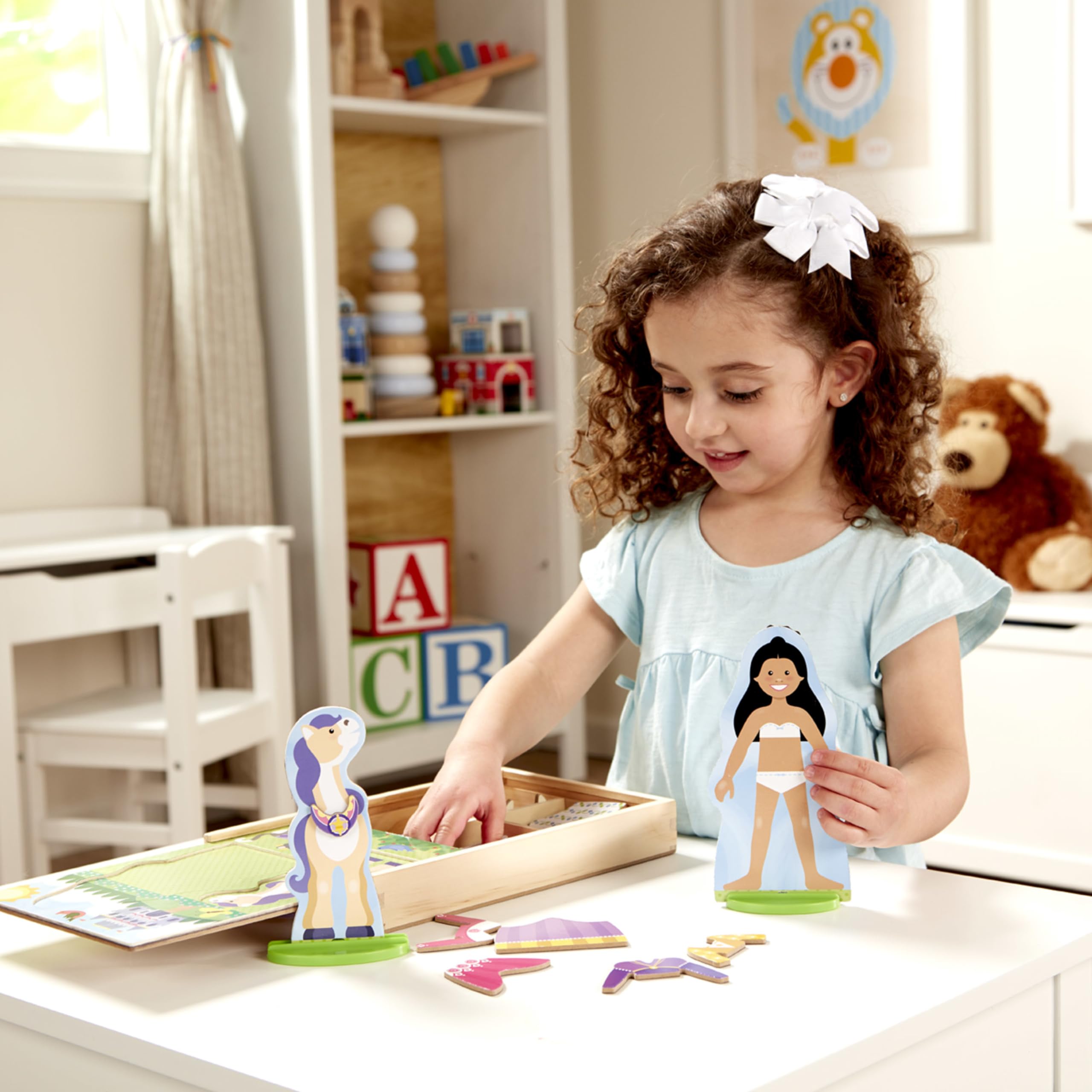 Melissa & Doug - Juego de imitación, de muñecos de madera para vestir con piezas magnéticas - Princesa y caballo (35 piezas)