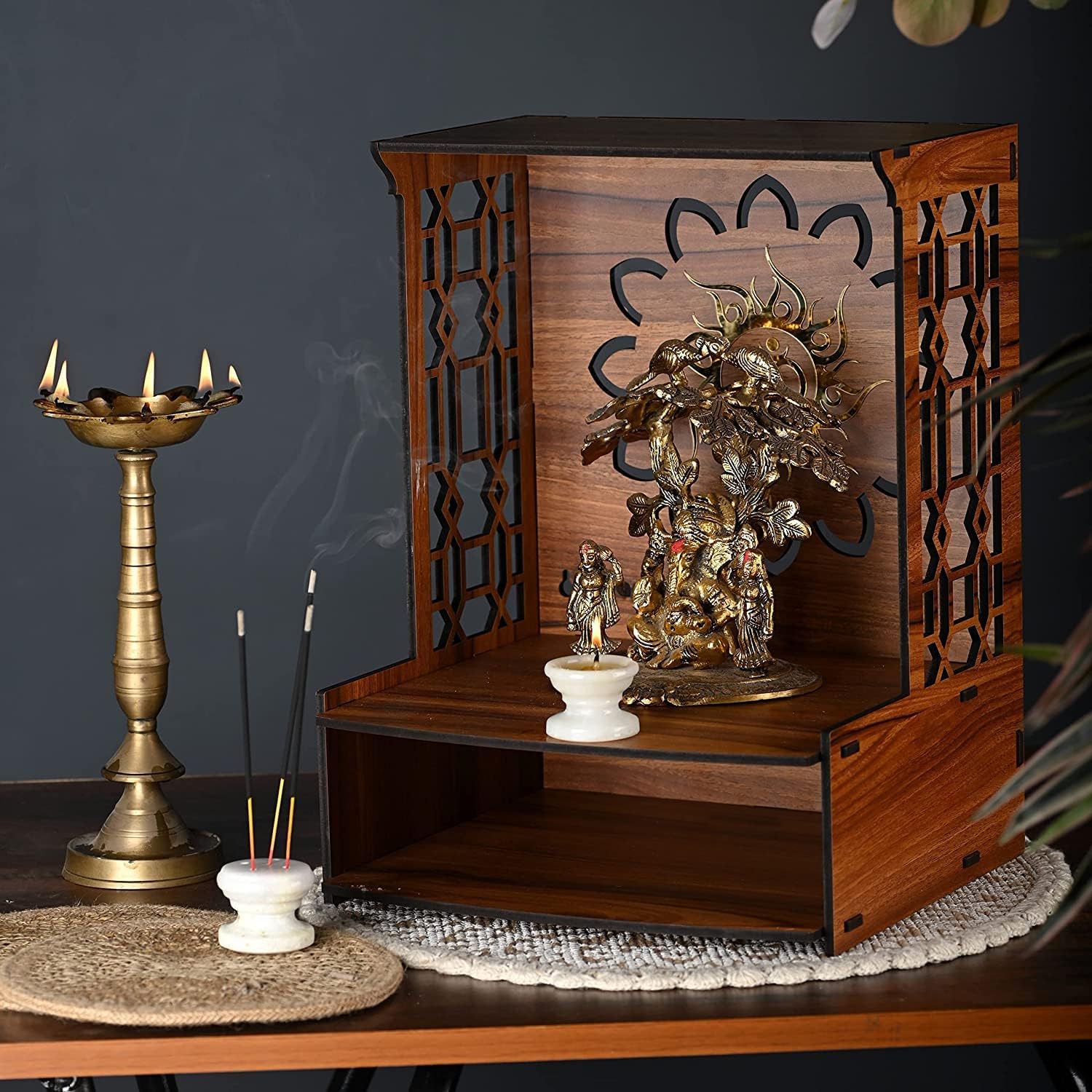 Temple LED en bois pour la maison : Pooja Mandir mural avec