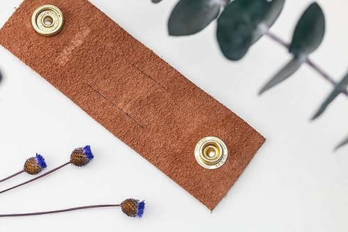 Miniatura 8 de KEYAIIRA - Juego de 3 soportes de cuero personalizados para cables con cierre a presión dorado - Soporte de cable de carga para portátil,