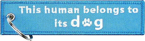 MotoLoot Llavero de perro para cachorros, llavero para llaves, regalo, regalo y amante de los perros (este humano pertenece a su perro), Este ser