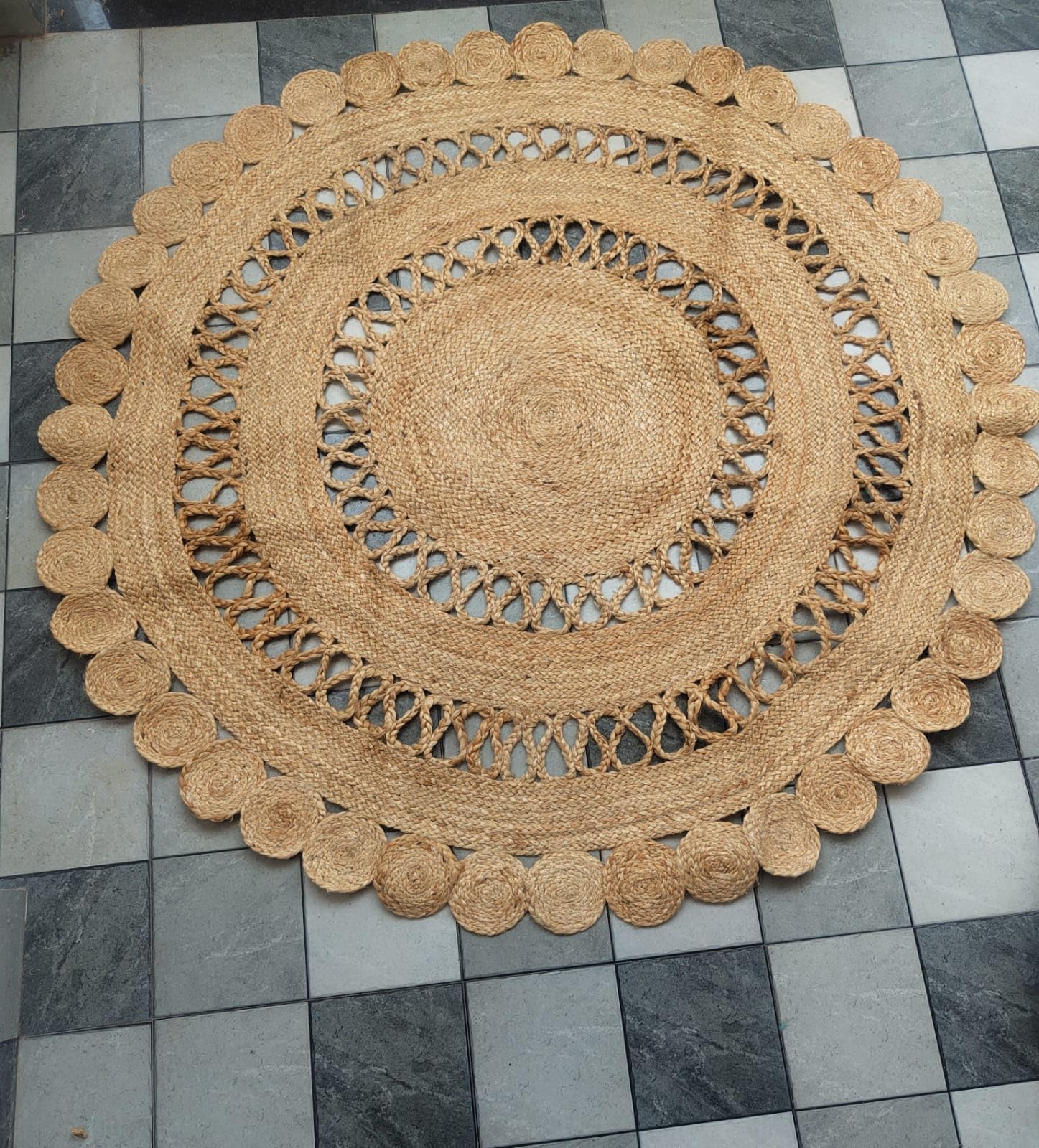 Tapis rond en jute naturelle 240 cm pour réchauffer un grand sol carrelé