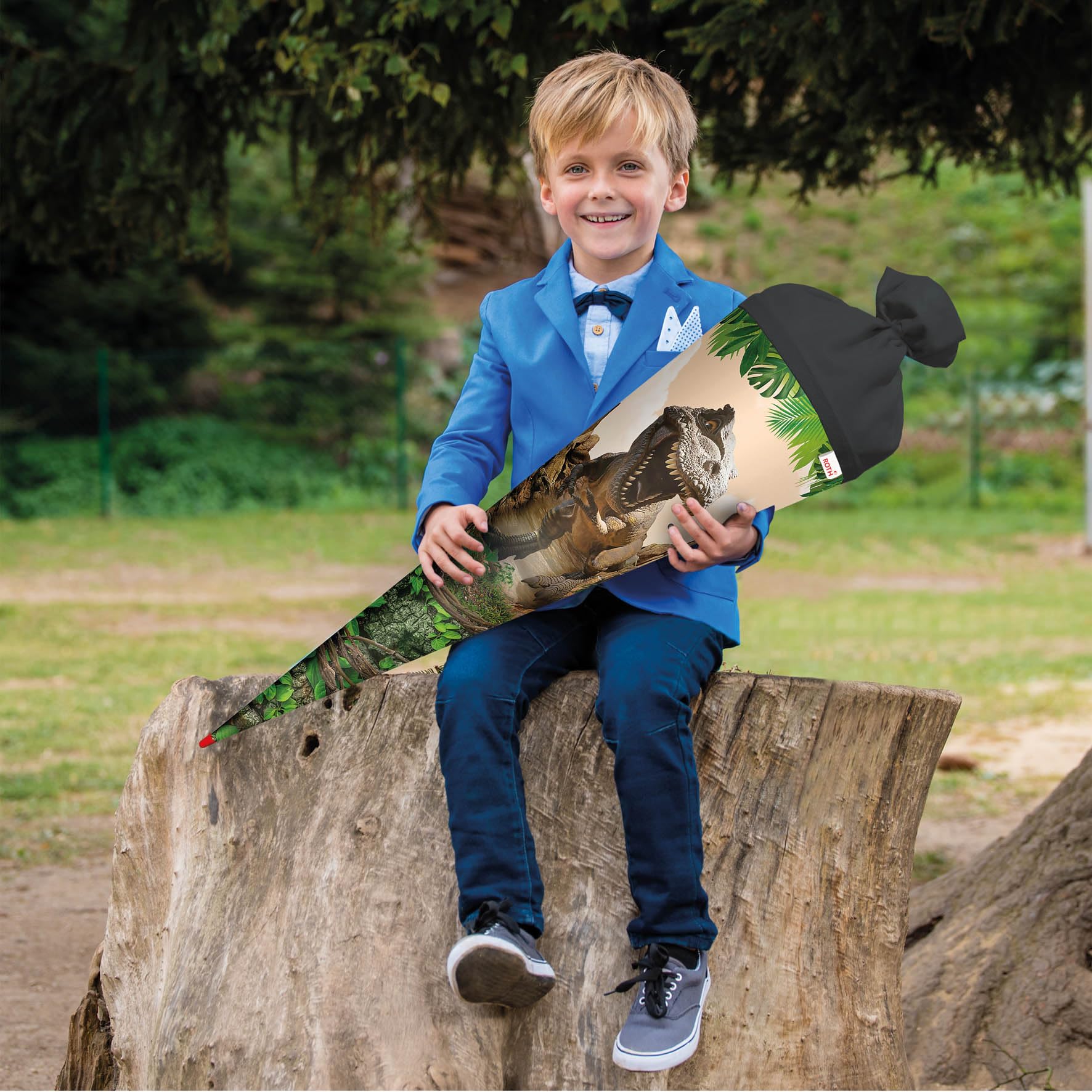 OYOY 70cm Schultüte gefüllt mit 1,010g Süßigkeiten Mix I ROTH Dino Zuckertüte I Einschulung Junge I fertig gefüllt I groß I mit riesen Lutscher und Dino Jellies für Jungs