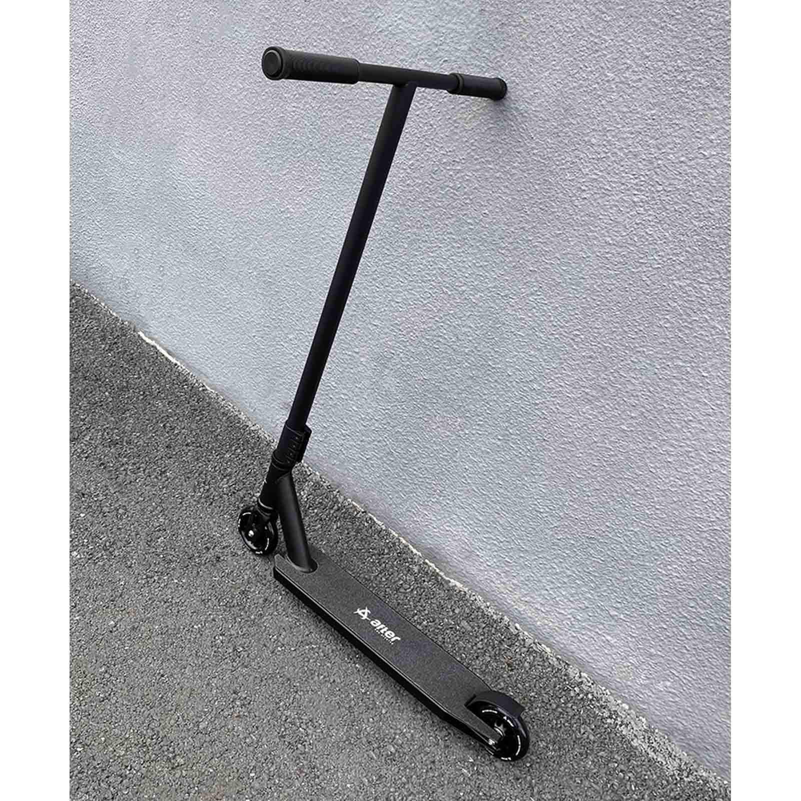 Trottinette acrobatique Pro au skatepark avec poignées de vélo