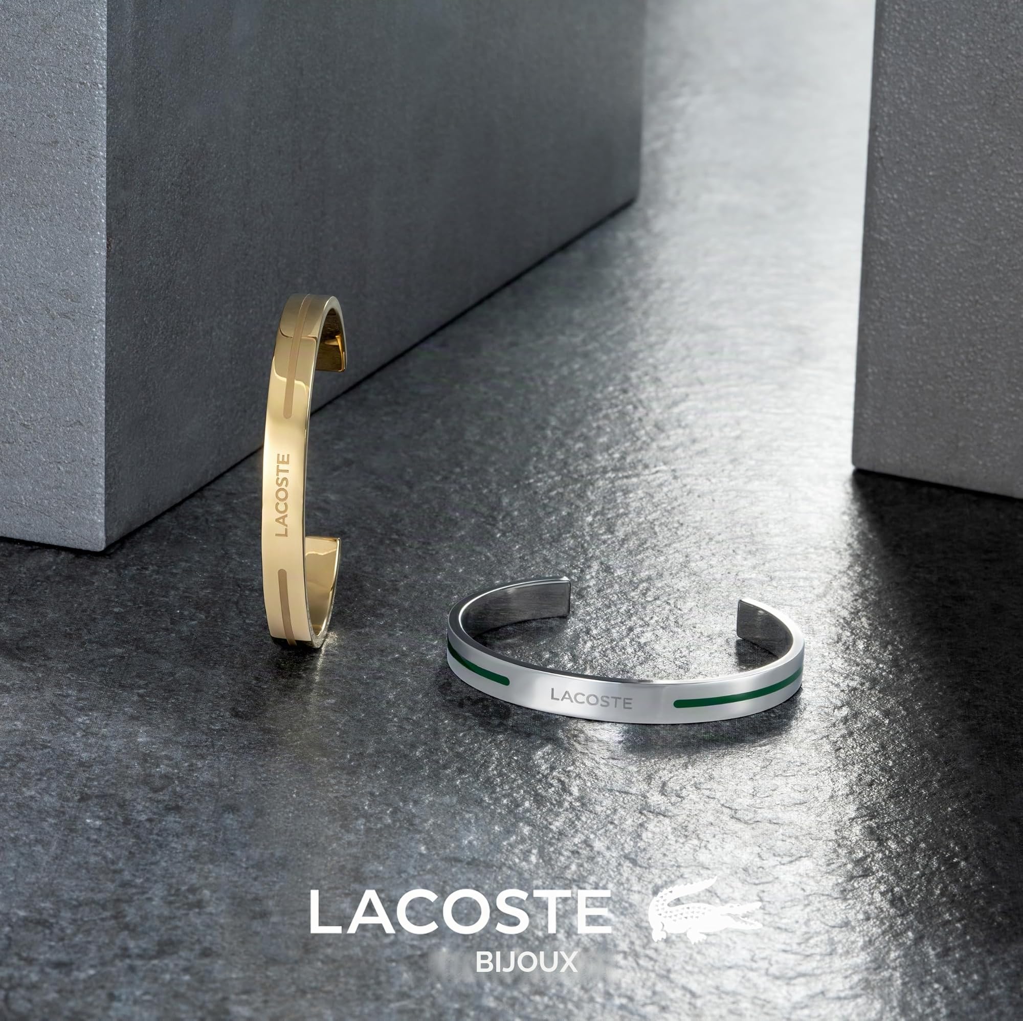 Lacoste Bracelet Rigide Ouvert pour Homme Collection ADVENTURER en Acier Inoxydable - Disponible en Argent ou Or