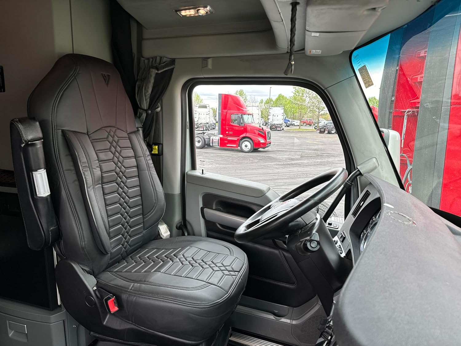 SEAT Cover for Kenworth T680 T880 W990 OEM Stock SEAT, KWT680-SC-L-BLK/BLK