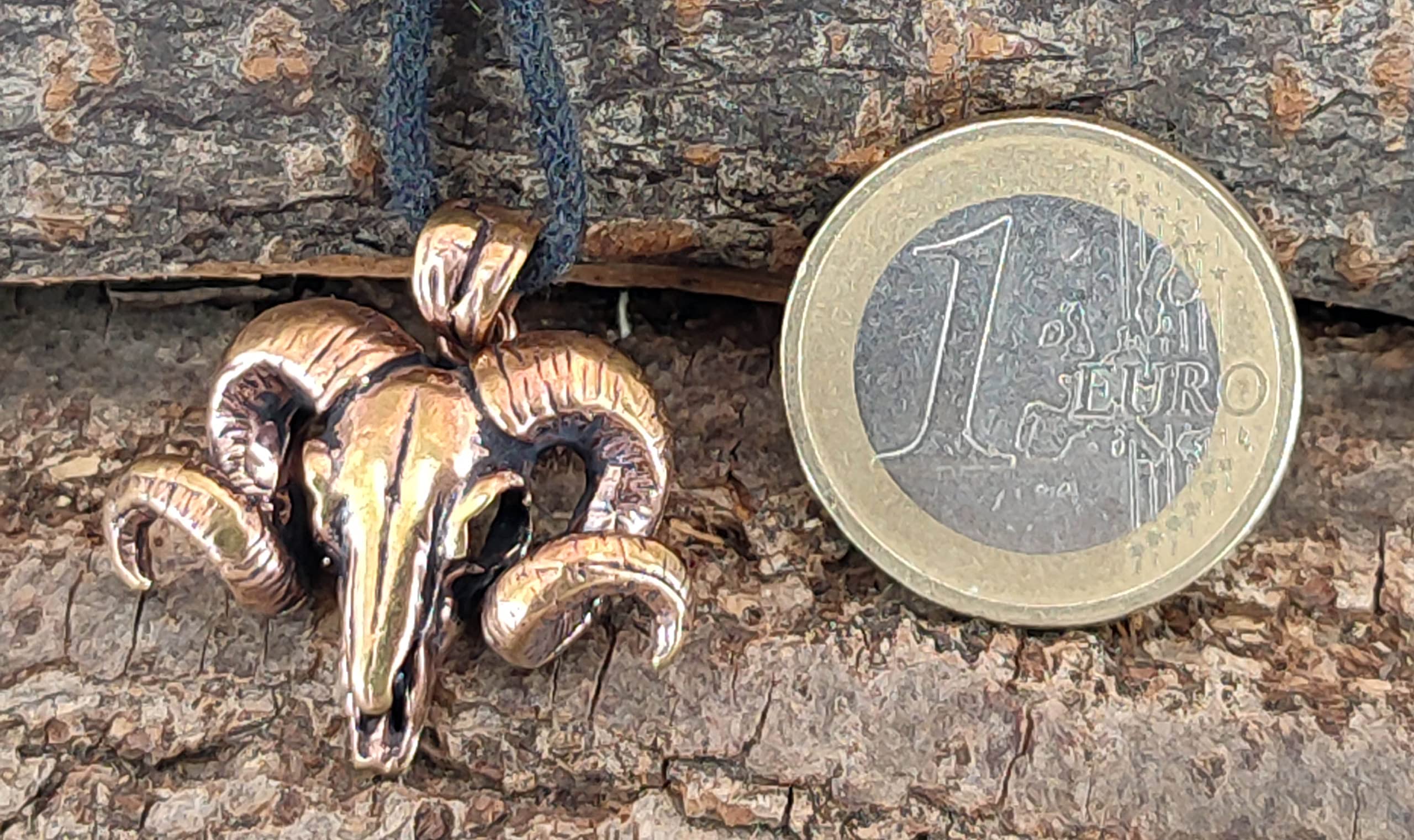 Kiss of Leather Widderkopf Anhänger aus Bronze mit Baumwollband Br. 129