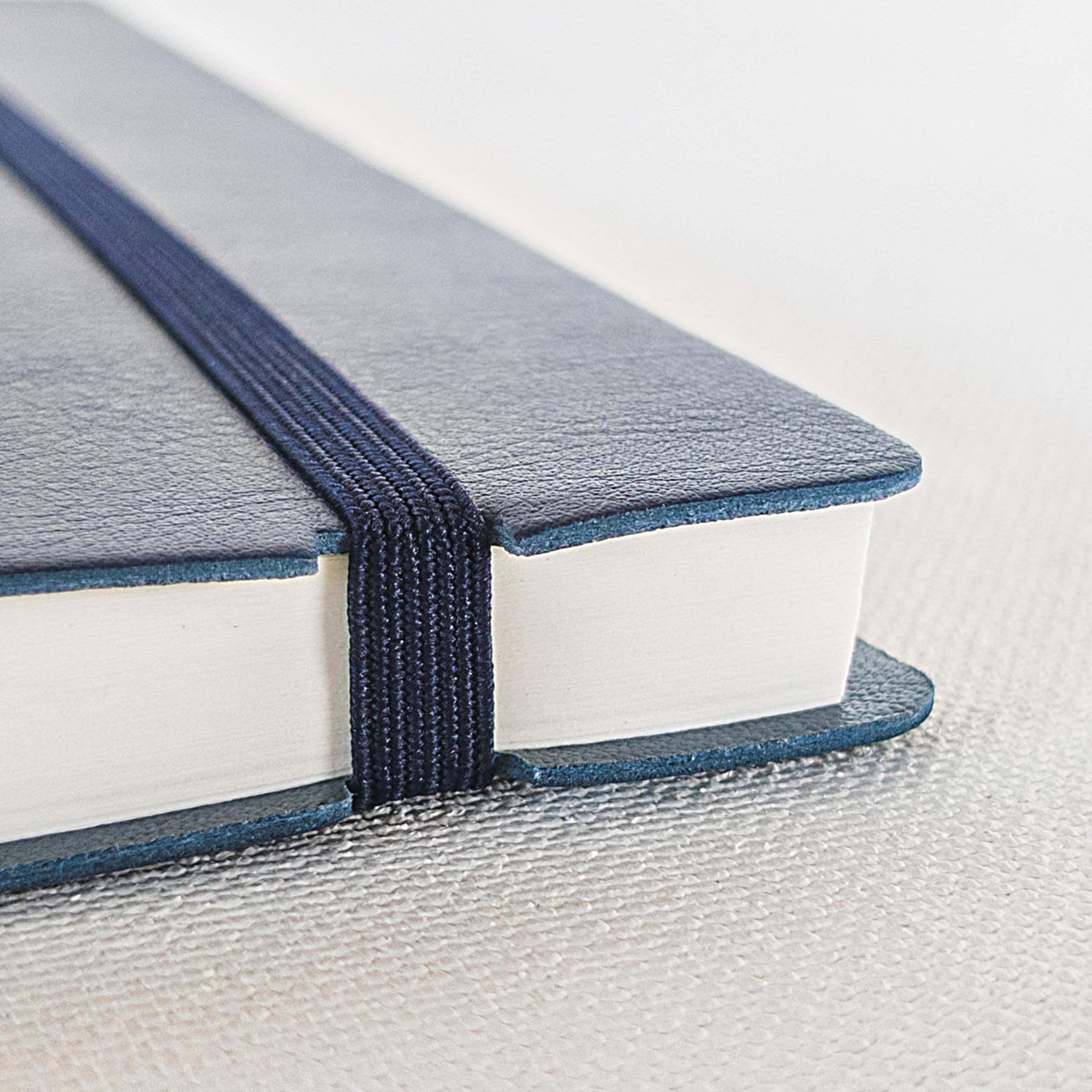 Anupam Quaderno A5 Flxy | 192 pagine | Taccuino a righe | Carta da 80 g/m² | Pelle PU testurizzata con copertina senza tempo per impressione | Chiusura elastica abbinata (blu)