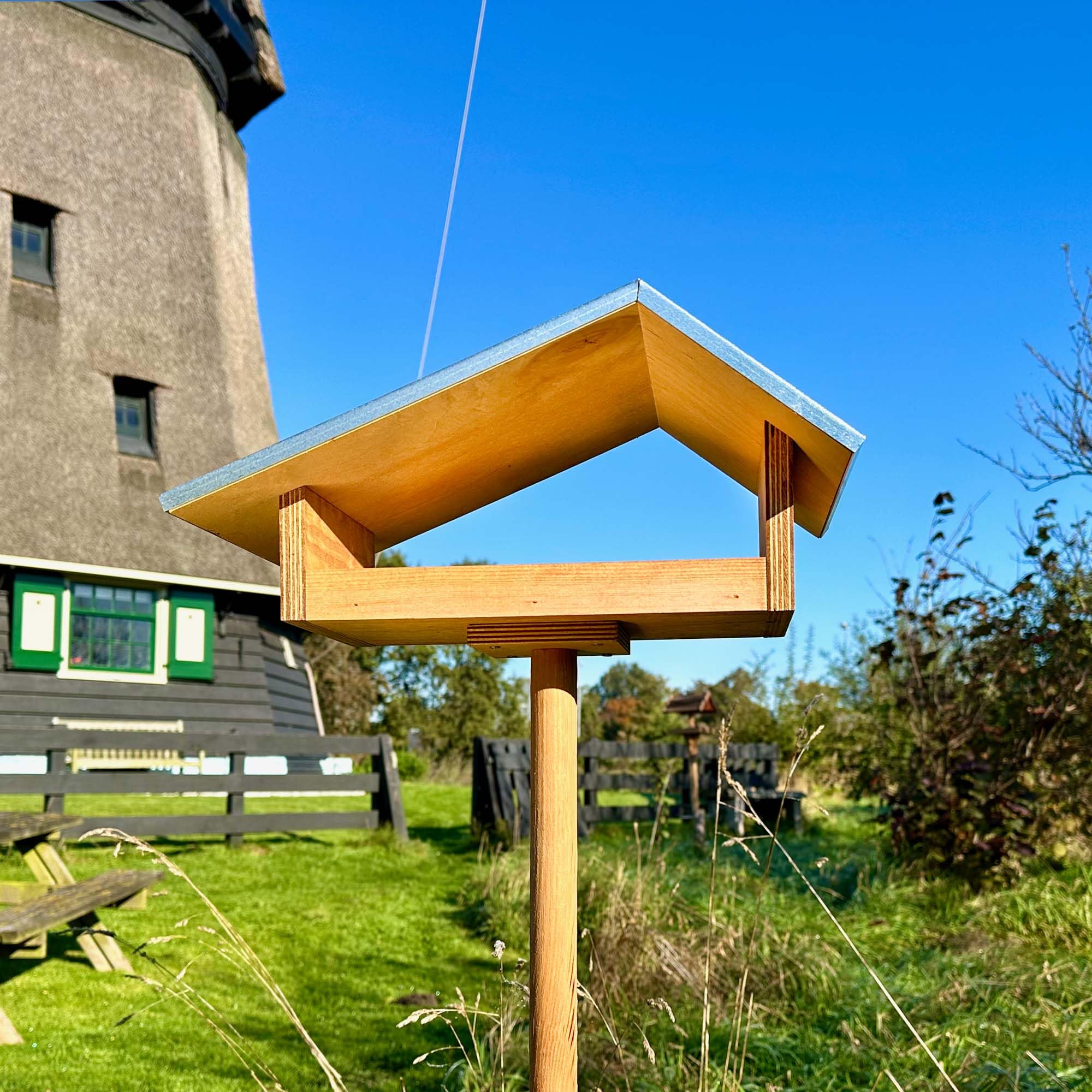 GARTENETAGE Design-Vogelfutterhaus mit wetterfestem Metalldach/massives Vogelhaus Holz mit Erdspieß/Vogelfutterhaus mit Ständer/Robustes Vogelhäuschen für Ihren Garten