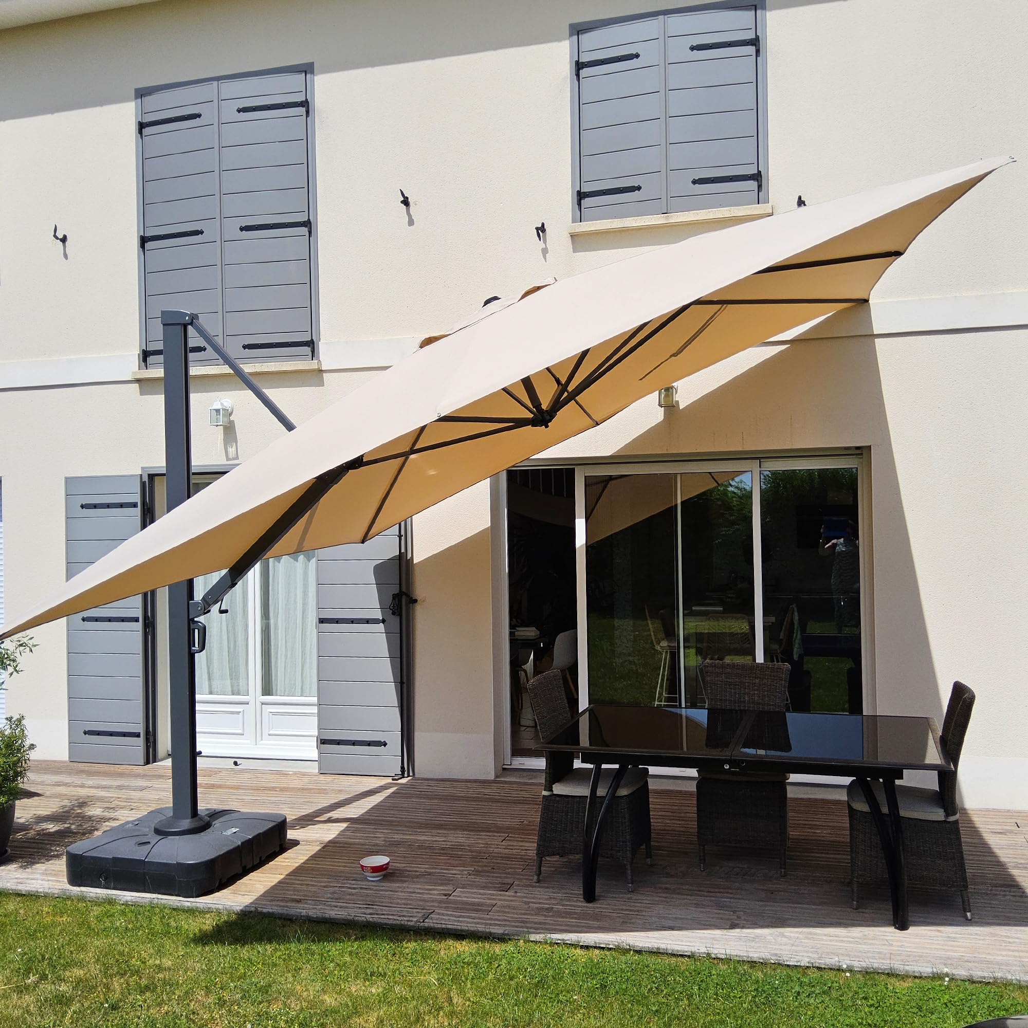 PURPLE LEAF Sonnenschirm 365 × 365 cm Eingebauter Griff Alu Groß Beige | Große Schattenzone, Verdickter Schirmmast, mehr Stabilität, 360° Flexibilität, Vielseitig Verstellbar, 240g/m² UV50+ Stoff