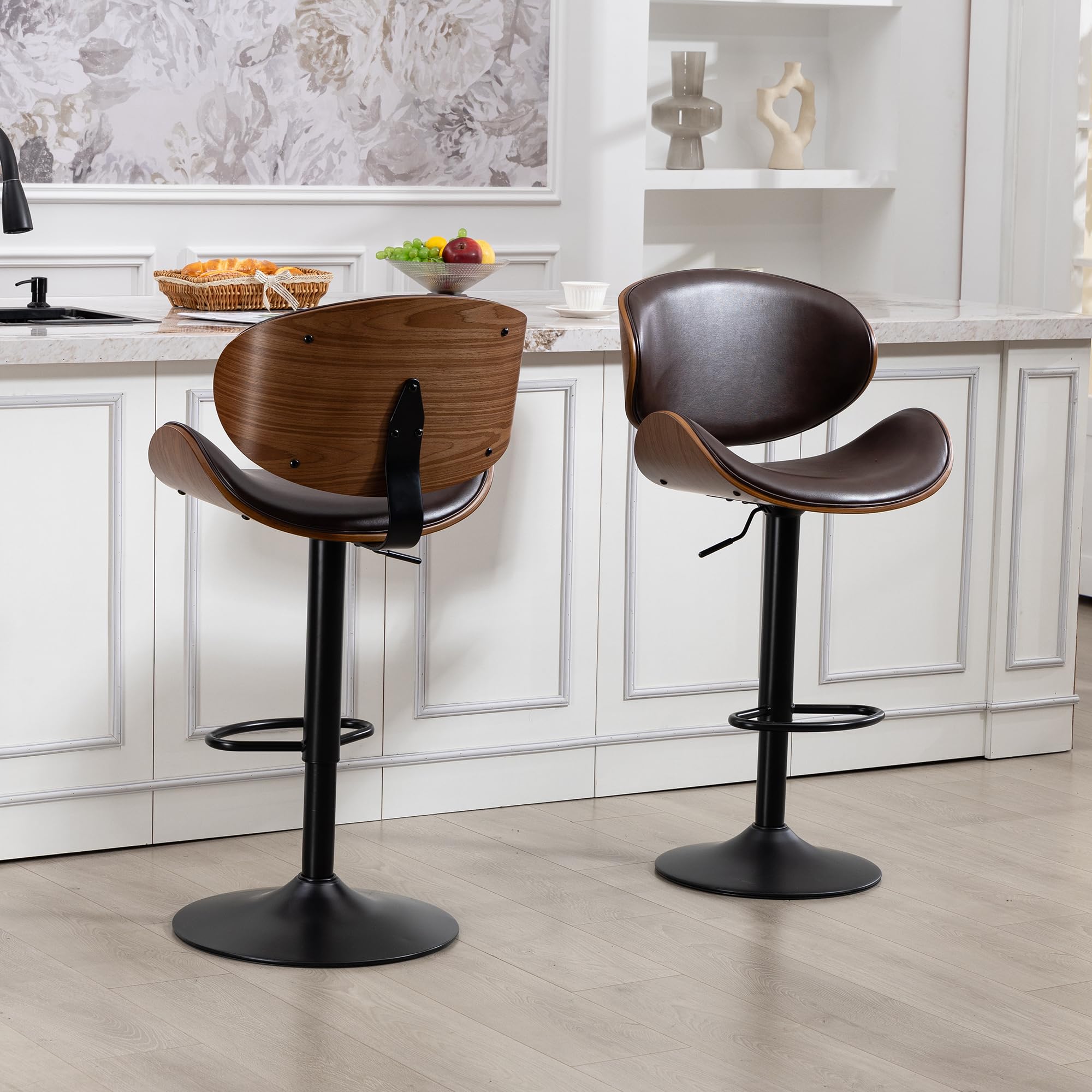 REXO Juego de 2 taburetes giratorios de barra de madera curvada de piel sintética, respaldo ergonómico y reposapiés para bar y isla de cocina, color marrón