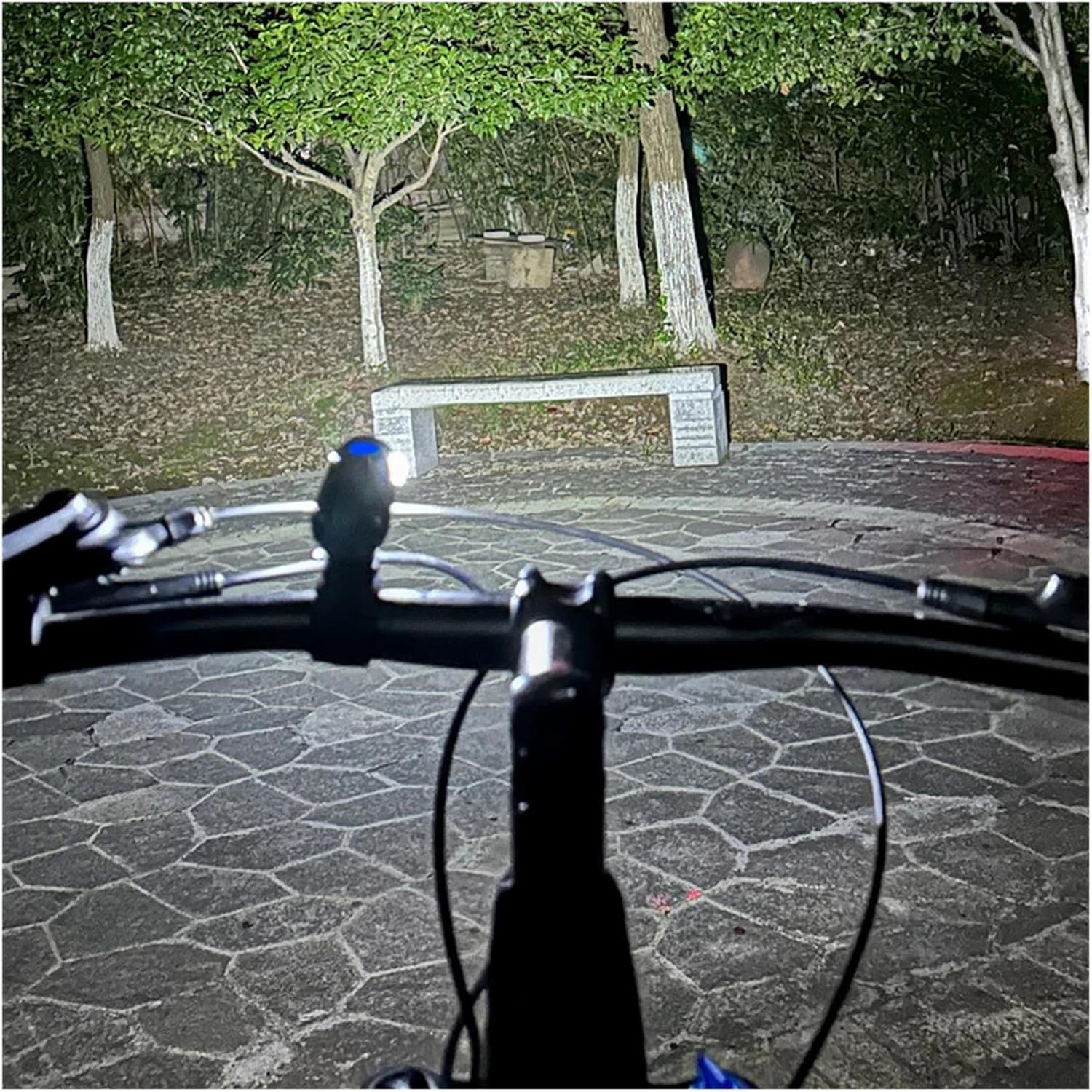 The LED Bicycle Headlight Has High Brightness