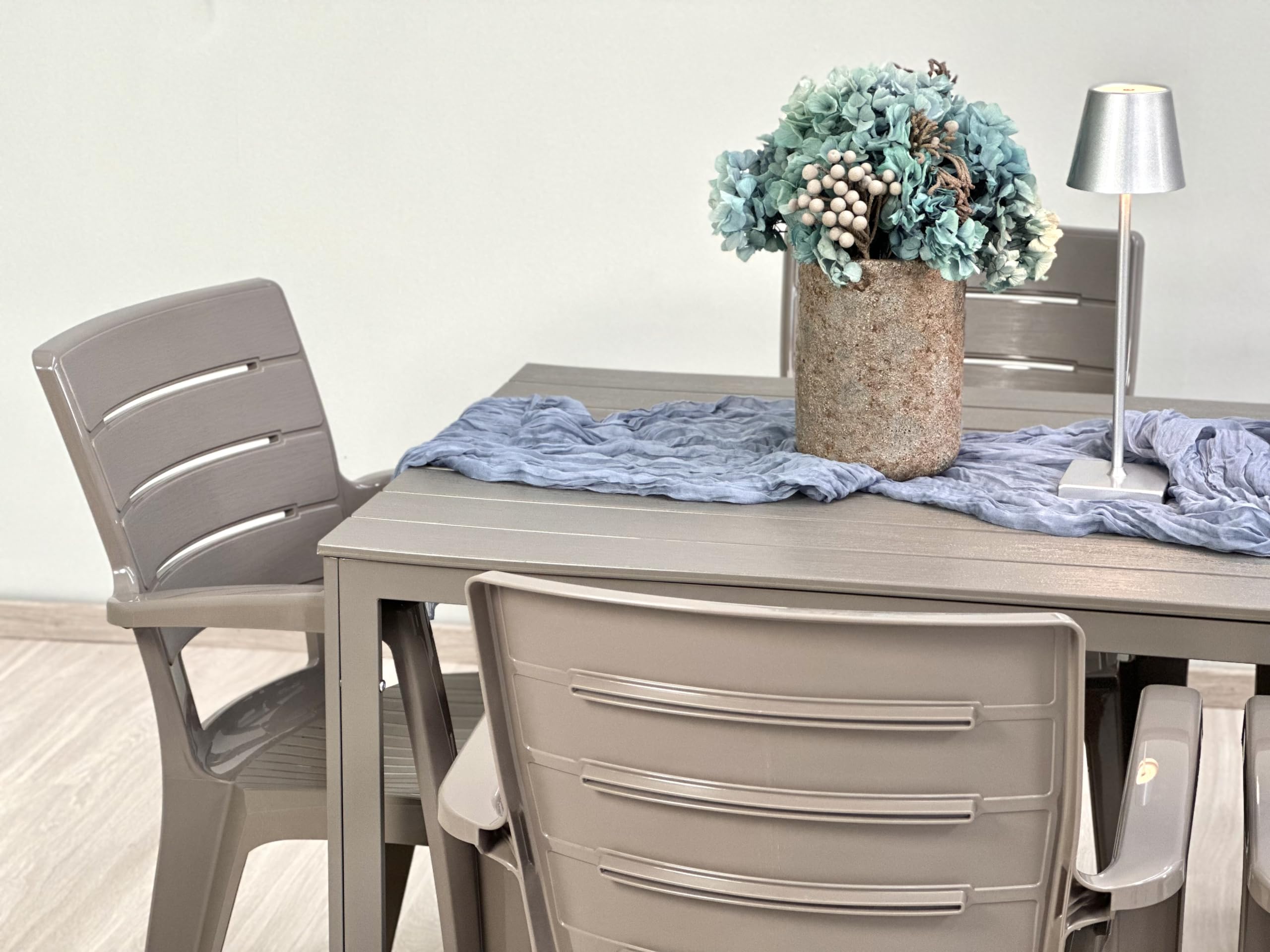 Ensemble repas de jardin ou d'extérieur pour 6 personnes effet bois taupe, table rectangulaire en acier peint avec lattes en polyéthylène, 6 chaises empilables en polypropylène - Thomas & Anita