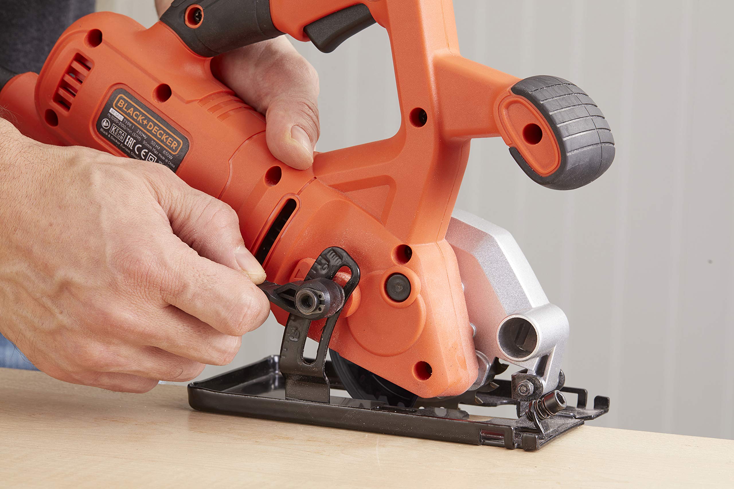 BLACK+DECKER Mini sierra circular con cable 400W, 85mm, 3600 RPM, profundidad de corte 27mm, incluye 2 discos (TCT 24T y HSS 44T), adaptador para aspirador, guía de corte paralela, BES510