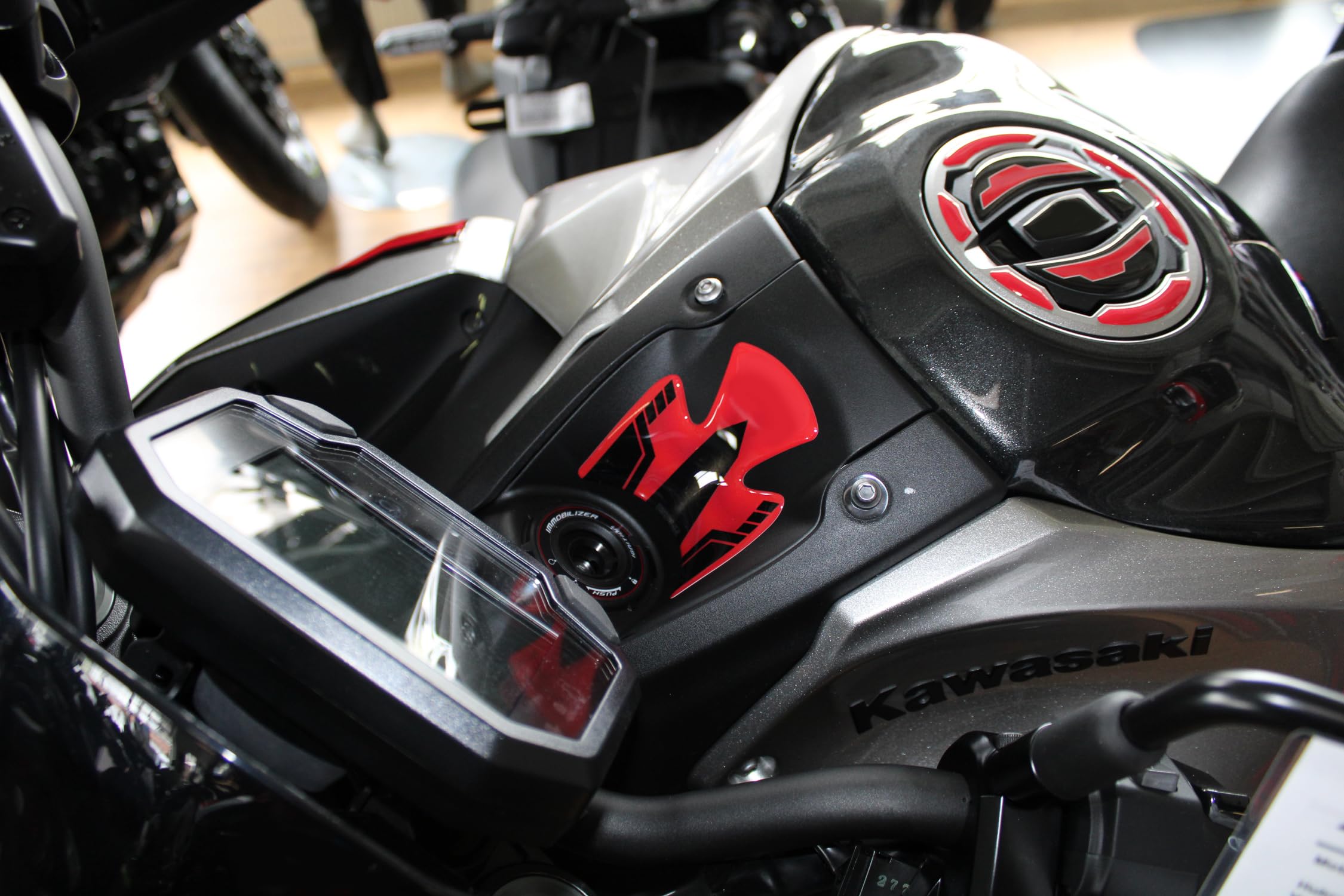 Tankpad Aufkleber Kettenschutz Für Kawasaki Z900 2023 - Rot/Silber Design