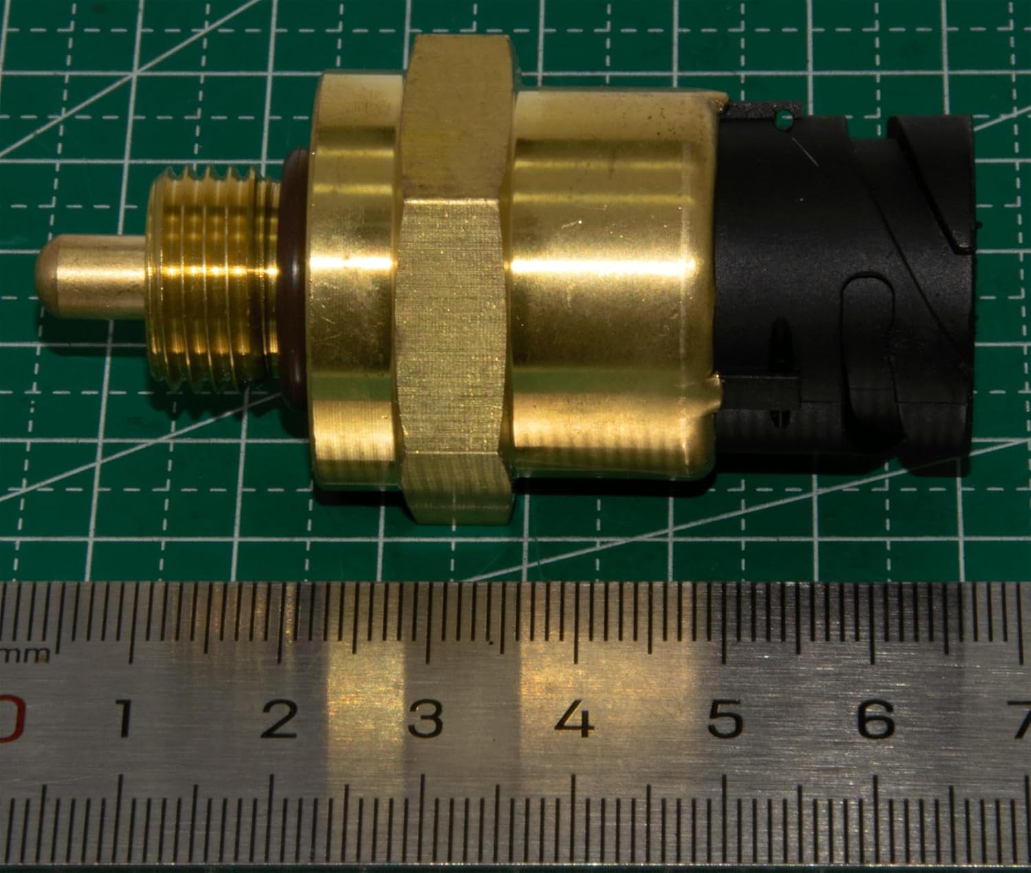 1077574 Oil Pressure Sensor Compatible with Volvo D12 D7 D9 D10 D16 E360B E460B 6306707 Part Replacement