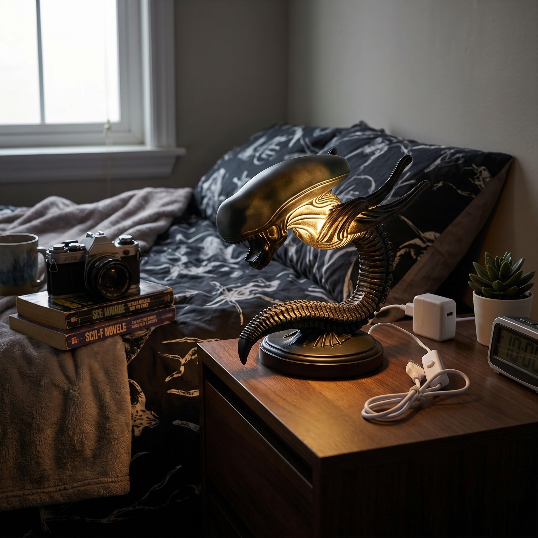 Lampada da Scrivania, Luce Notturna Aliena LED in Resina Idea Unica, Luce Notturna per Appassionati Film Horror Fantascienza, Lampada Decorativa per Camera da Letto Ufficio e Regalo Originale