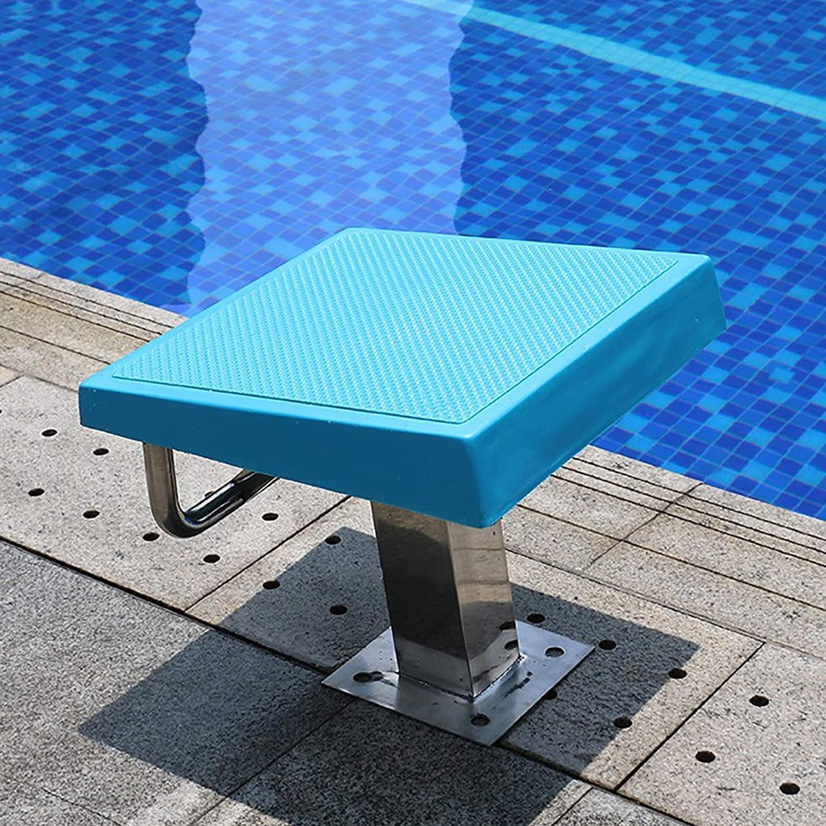 Tavola professionale in acciaio inox con superficie antiscivolo e piattaforma inclinata a 15° per un uso sicuro della piscina