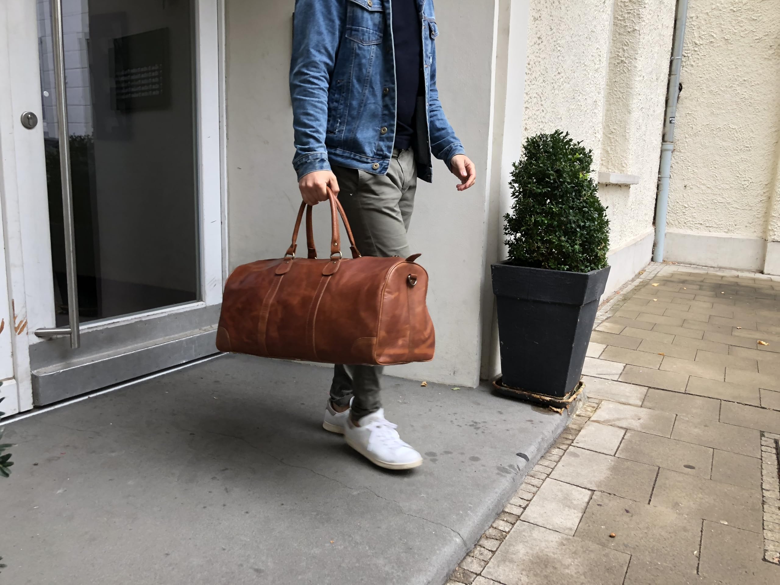 HOLZRICHTER Berlin - Weekender aus Leder für Herren (No 17-1), Reisetasche 30x60x28 cm, Handgefertigte Echtleder Umhängetasche mit Schultergurt, Cognac-Braun