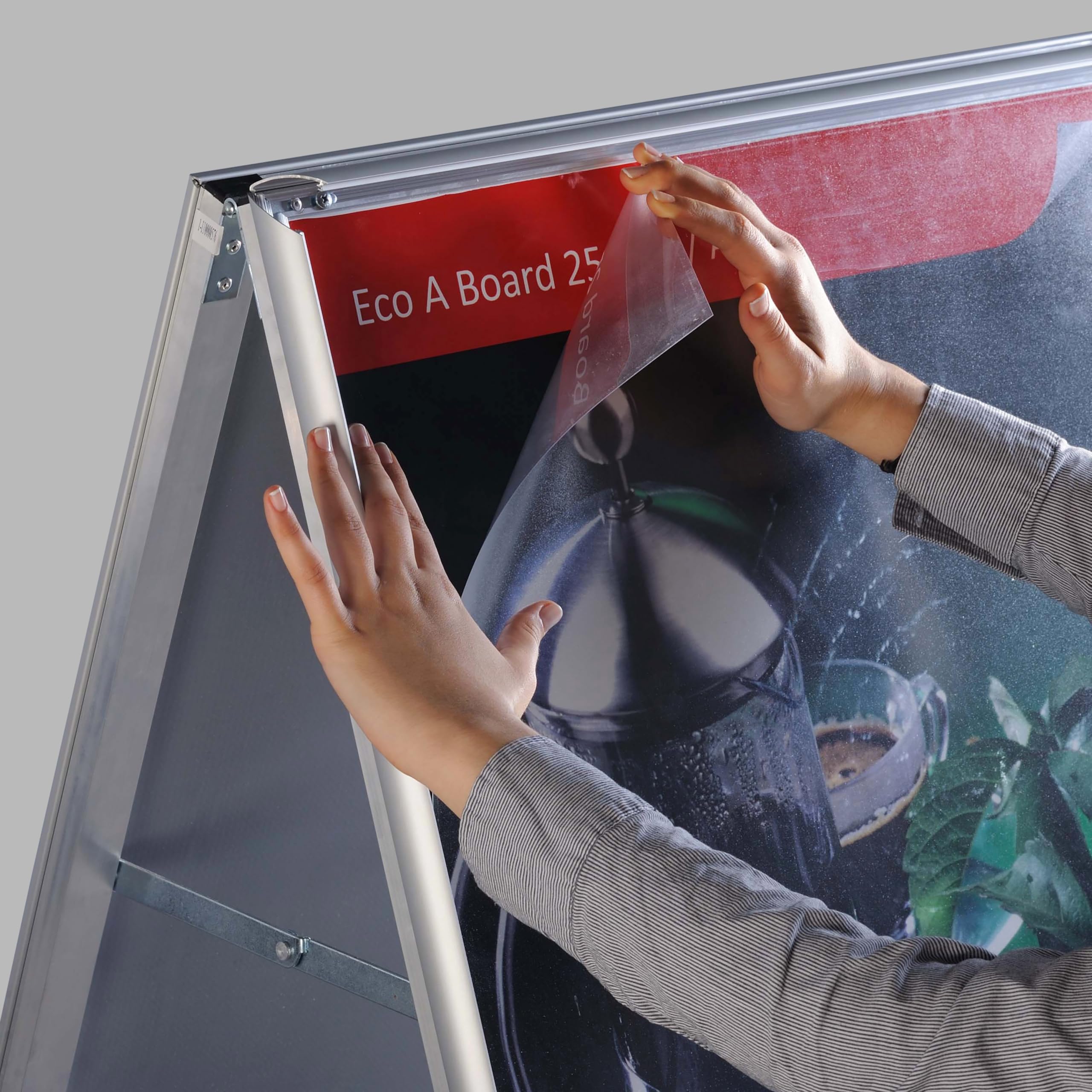 publicidad exterior a la intemperie B2 | porta carteles con perfil de 32 mm para carteles DIN B2 | caballete pizarra con orificios de drenaje de agua incl. 2 láminas PET