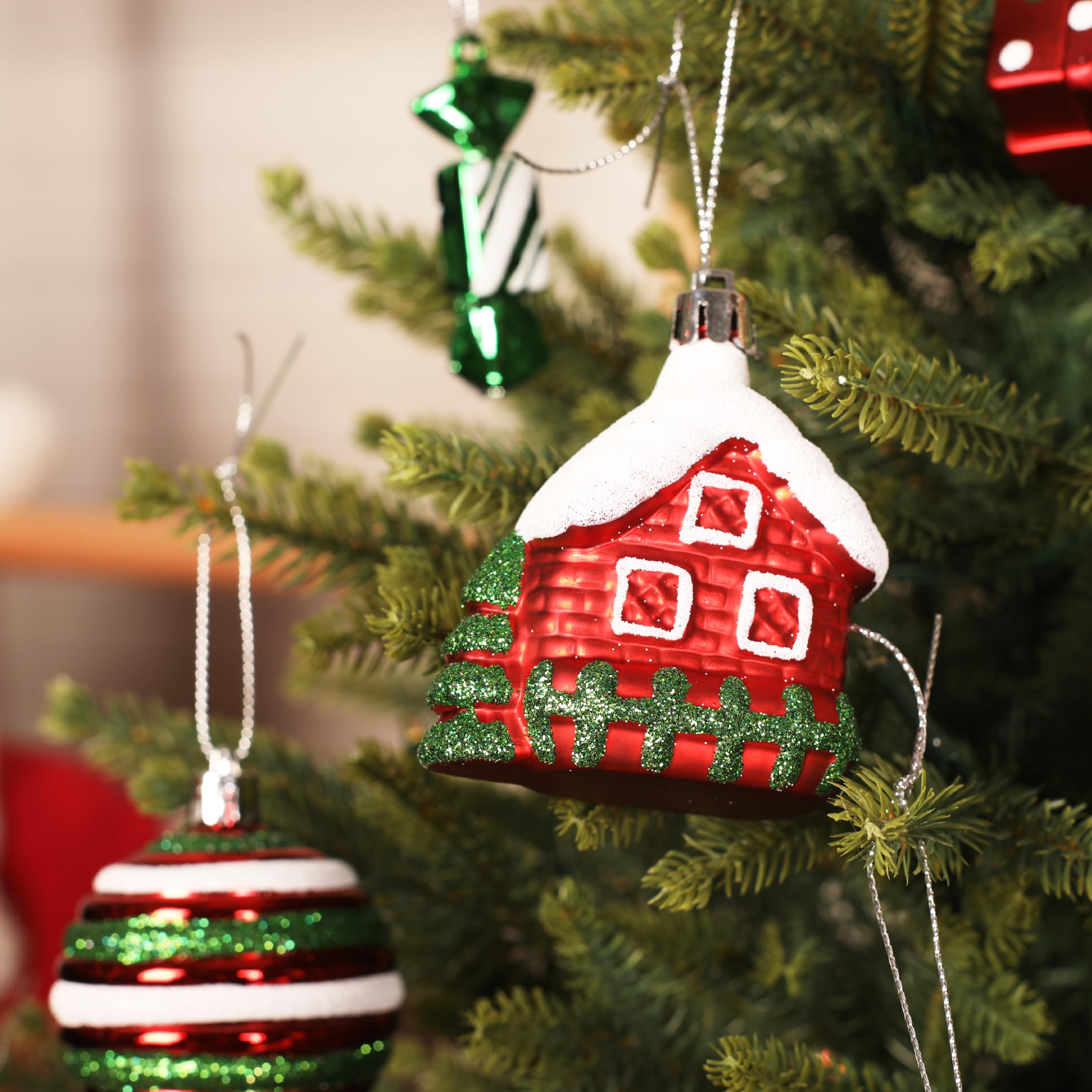 SHareconn Set di 65 Palline di Natale Decorazioni, in Plastica Infrangibile, Decorazione per Albero di Natale & Feste Matrimoni, Diverse Forme di Palline con corda, Rosso & Verde & Bianco